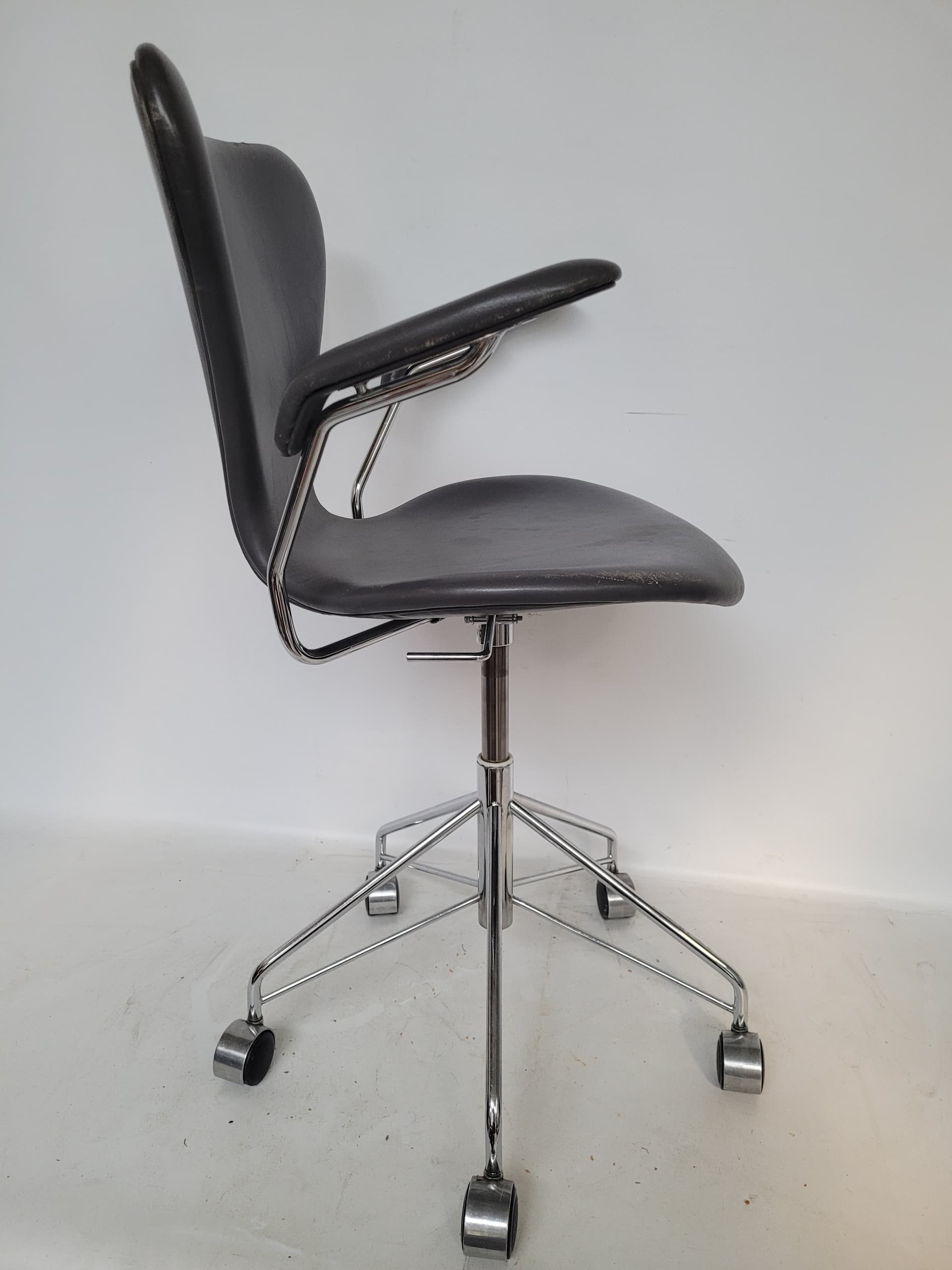 Swivel Armchair Model 3217, black leather, chromed steel, by A. Jacobsen, Denmark, 1990s. - 366928