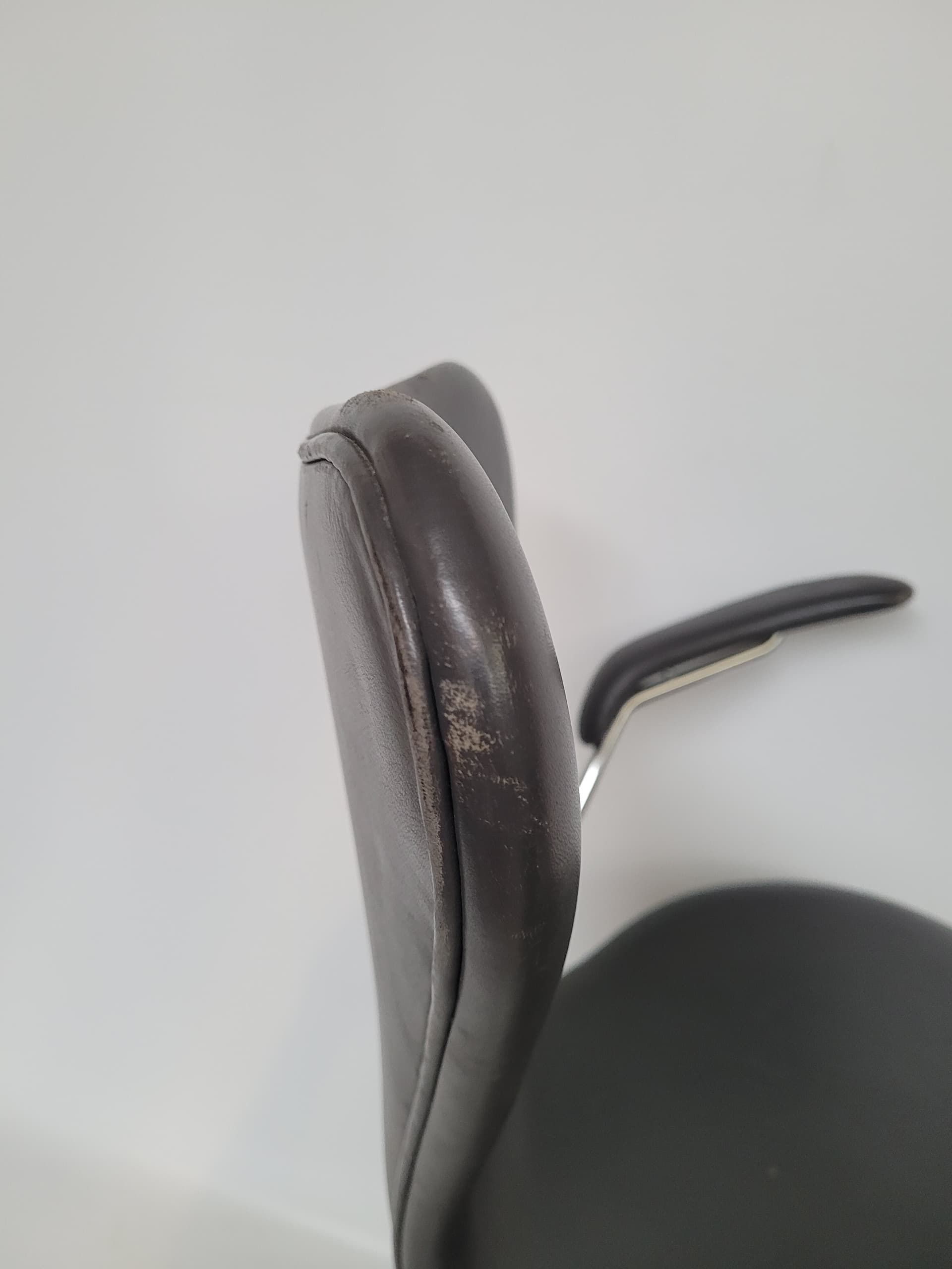 Swivel Armchair Model 3217, black leather, chromed steel, by A. Jacobsen, Denmark, 1990s. - 366926