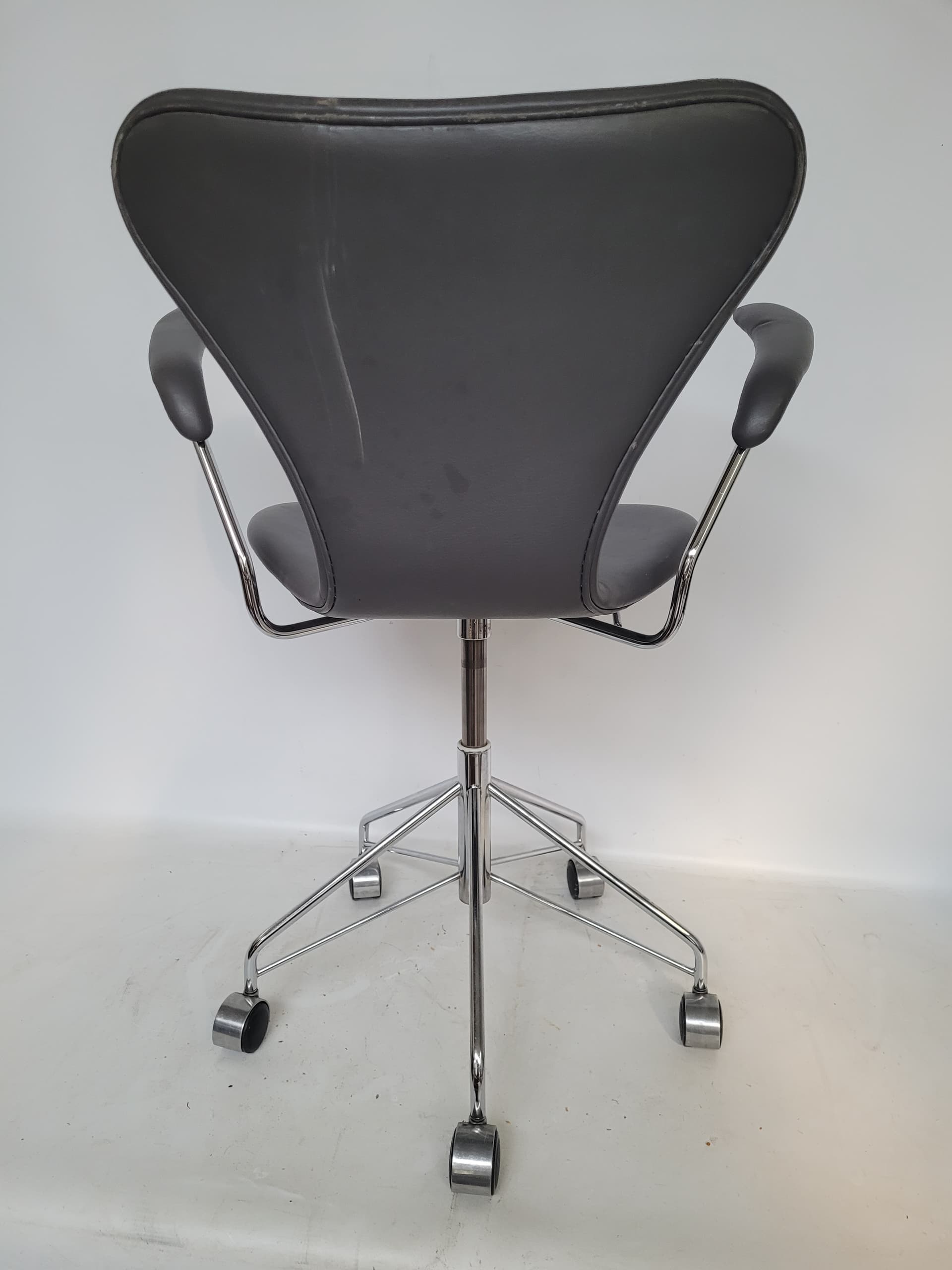 Swivel Armchair Model 3217, black leather, chromed steel, by A. Jacobsen, Denmark, 1990s. - 366932