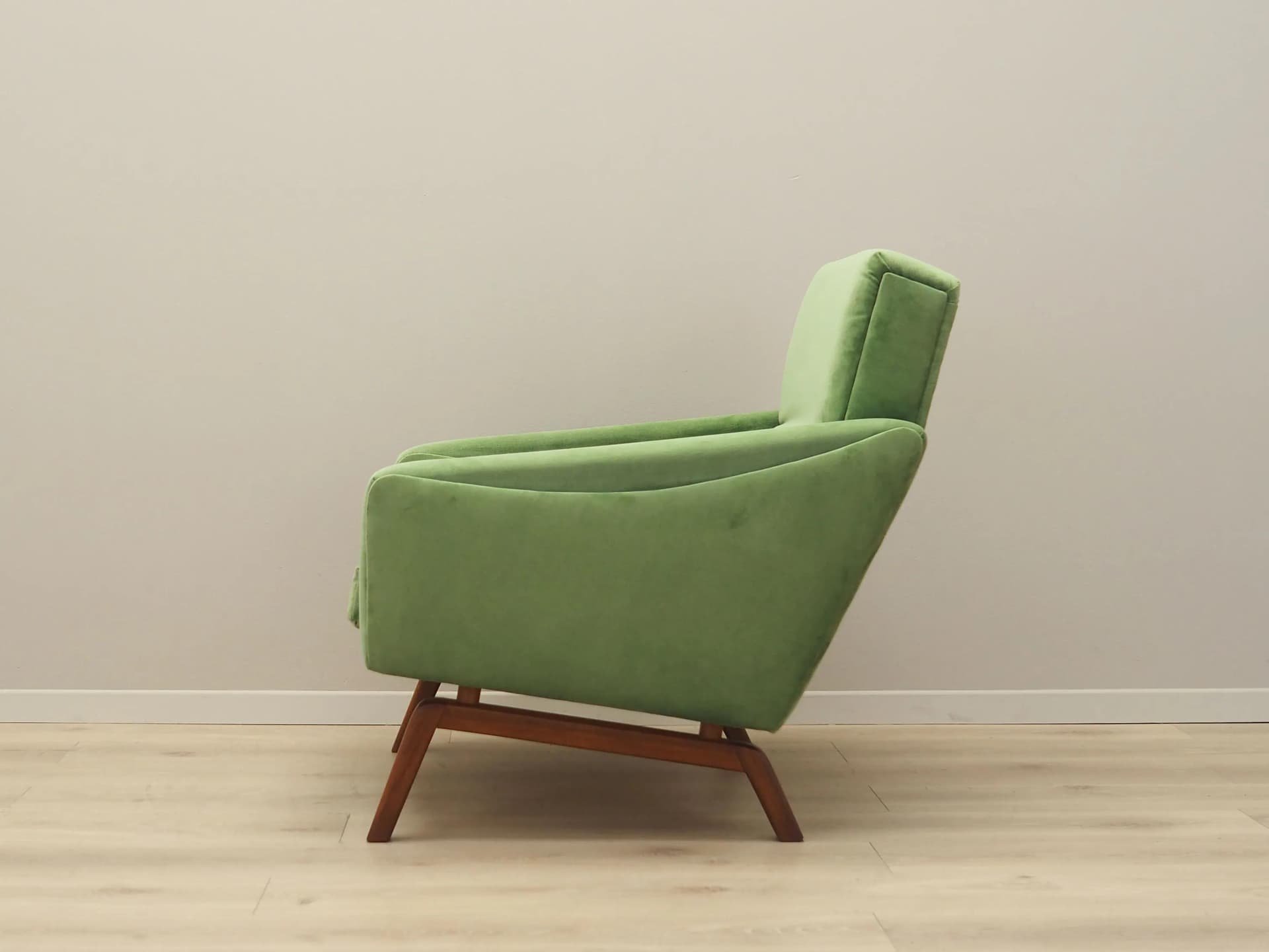 Armchair, green velvet, walnut, Denmark, 1970s. - 26870