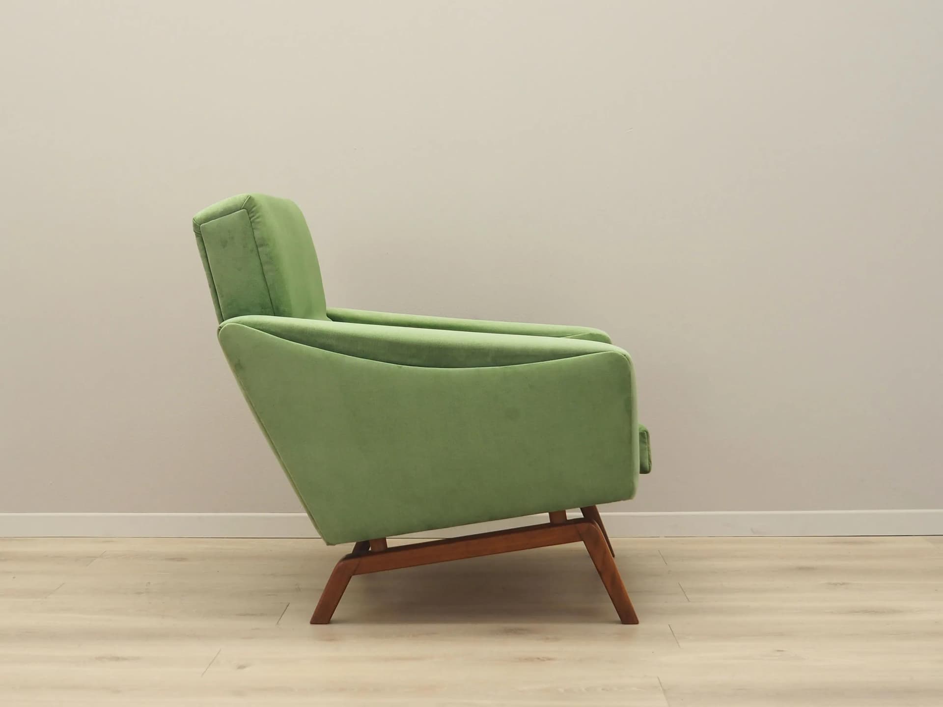 Armchair, green velvet, walnut, Denmark, 1970s. - 26873