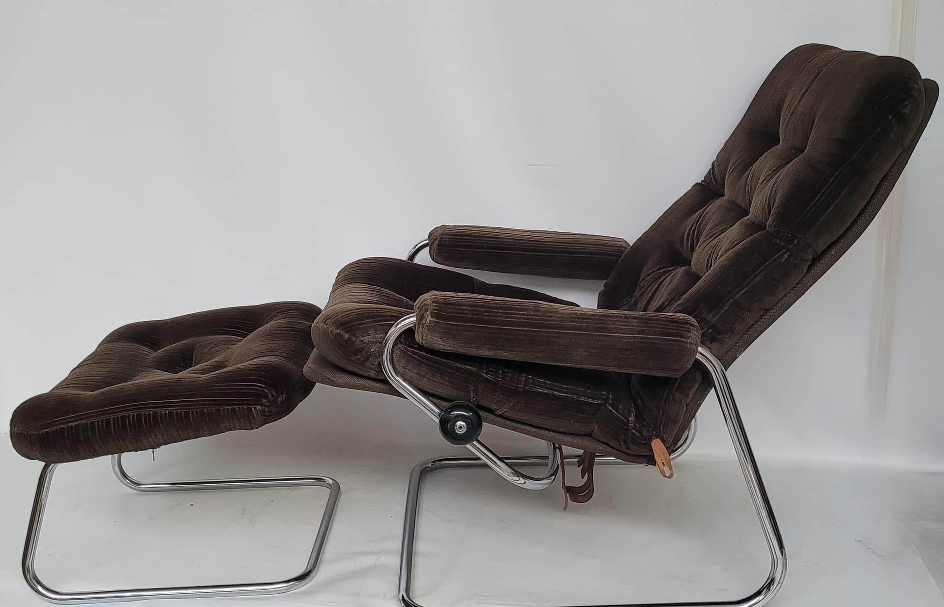 Fotel z podnóżkiem Stressless, aksamit brązowy, stal polerowana, Ekornes, Norwegia, lata 60. - 366970