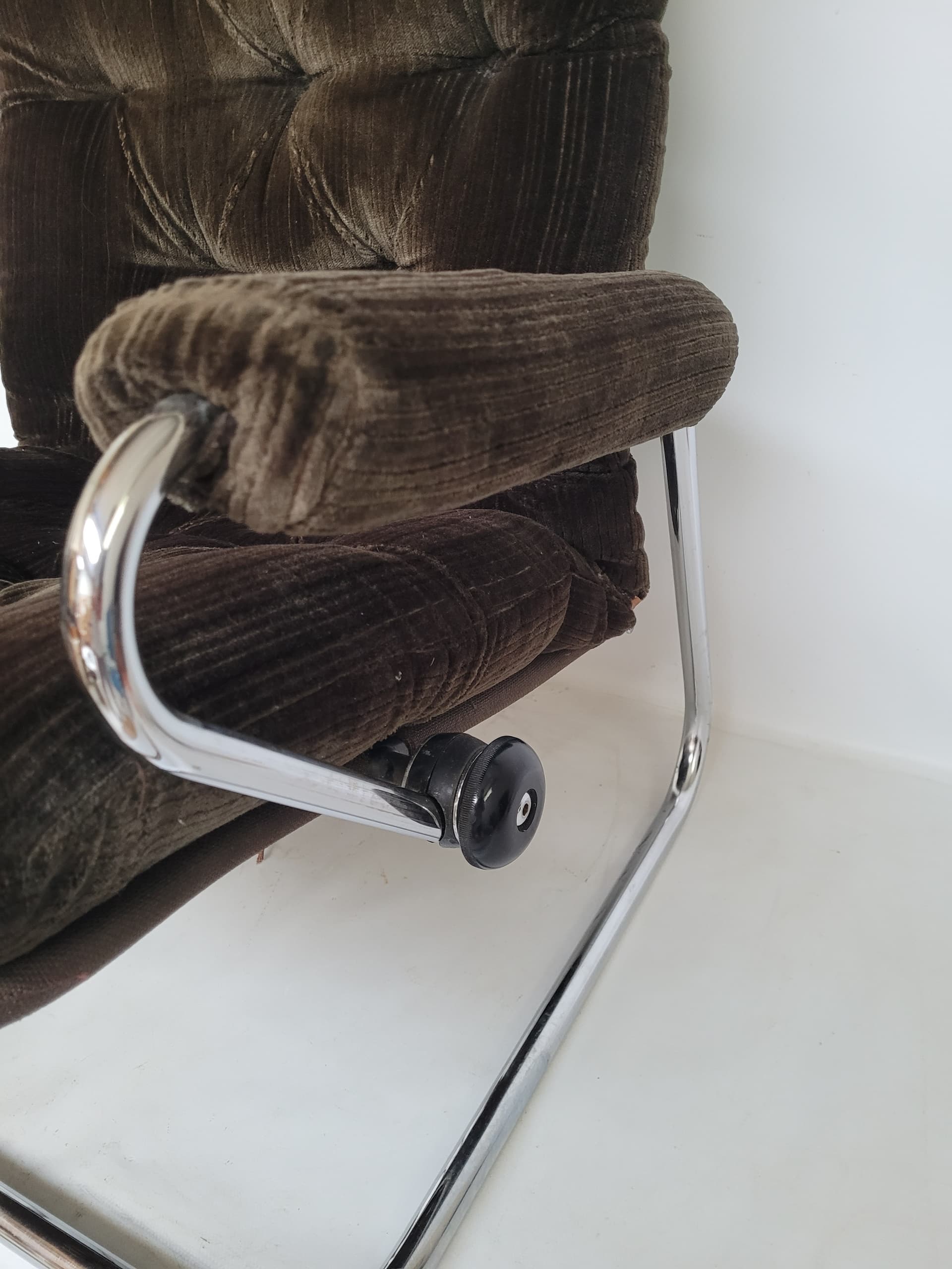 Fotel z podnóżkiem Stressless, aksamit brązowy, stal polerowana, Ekornes, Norwegia, lata 60. - 366976