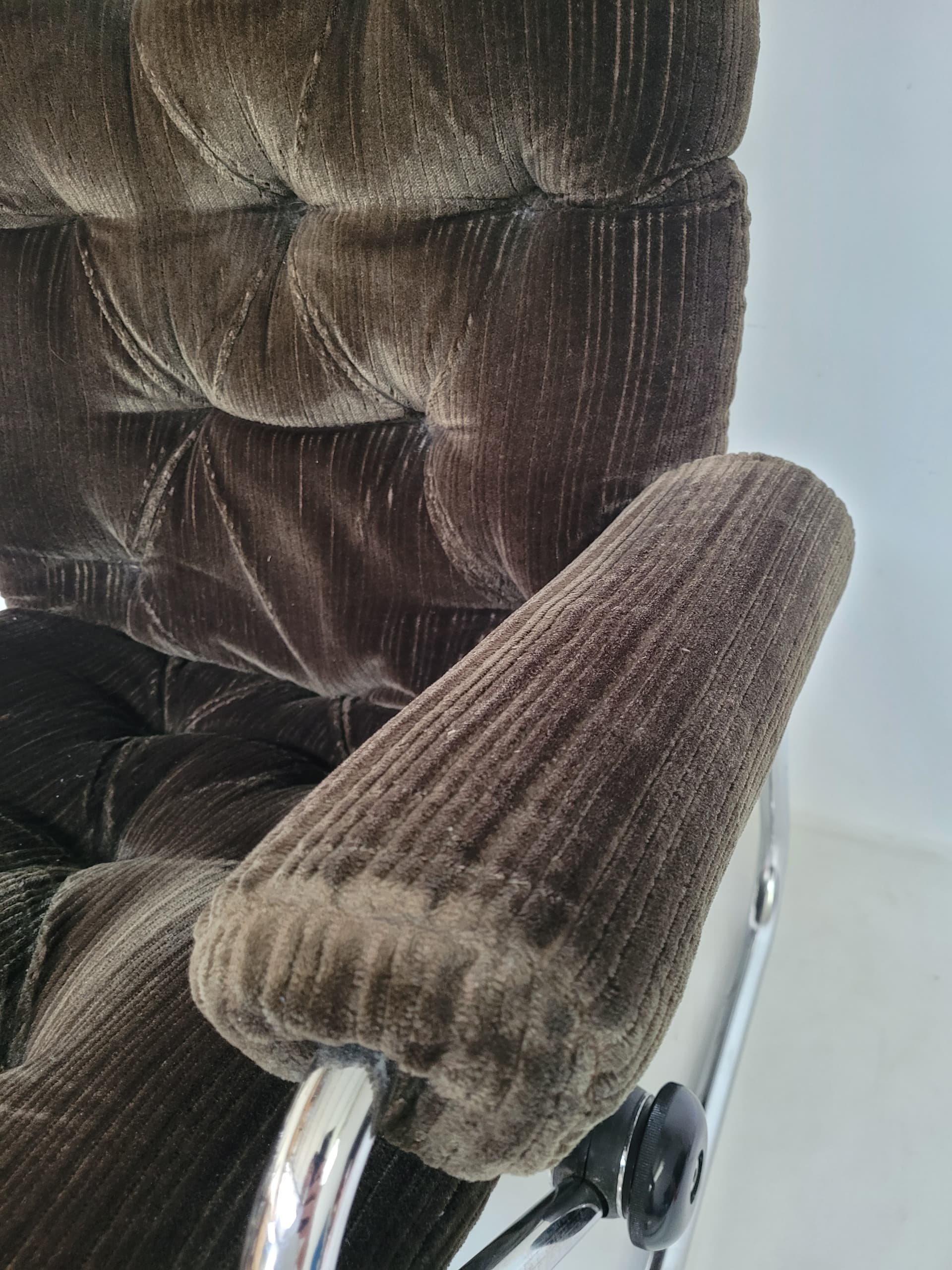 Fotel z podnóżkiem Stressless, aksamit brązowy, stal polerowana, Ekornes, Norwegia, lata 60. - 366979