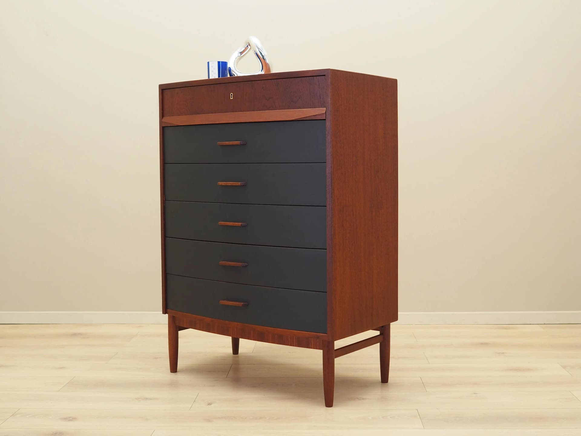 Komoda, mid-century modern, teak brązowy, fronty czarne, Dania, lata 70. - 26860