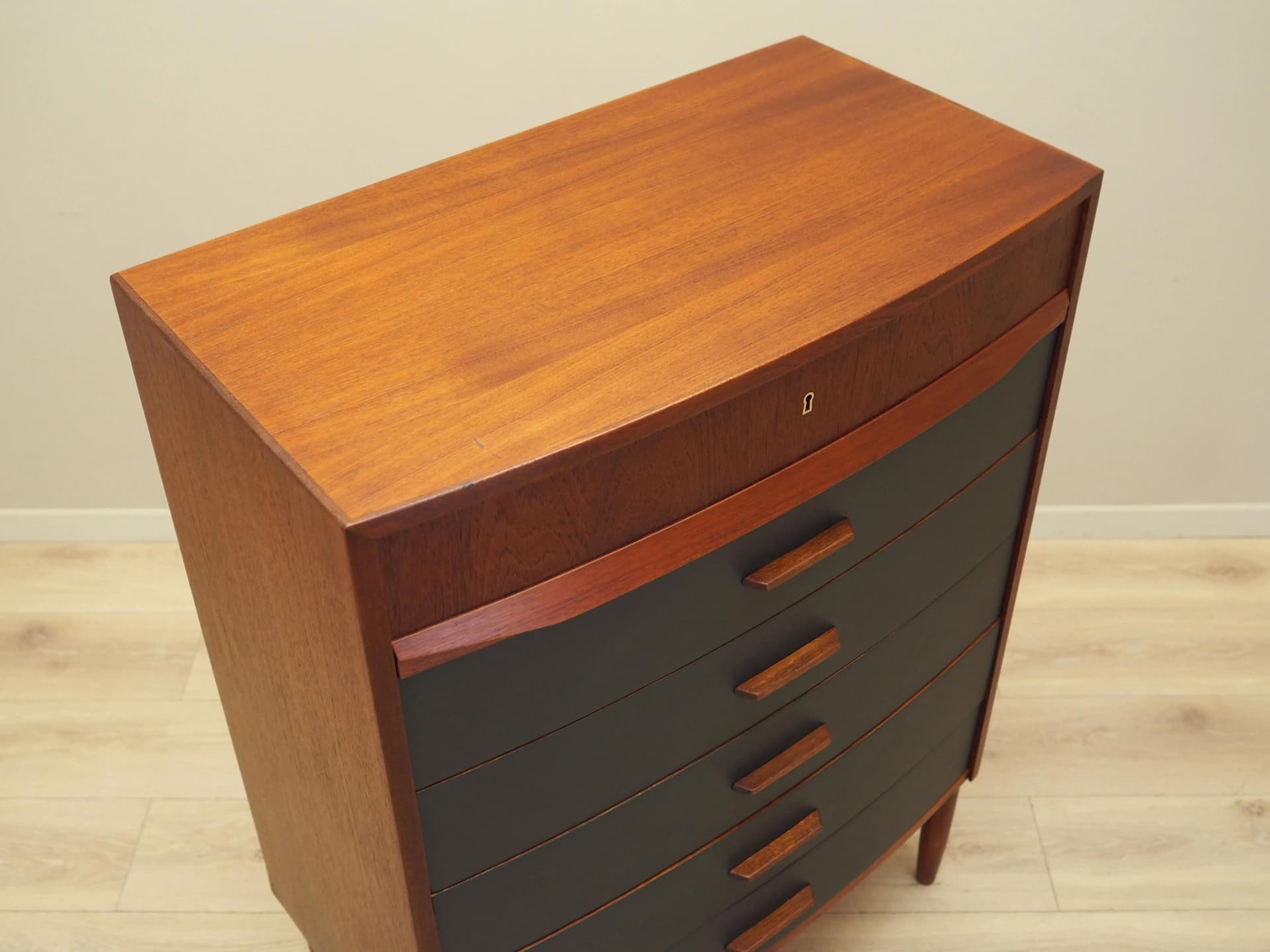 Komoda, mid-century modern, teak brązowy, fronty czarne, Dania, lata 70. - 26863