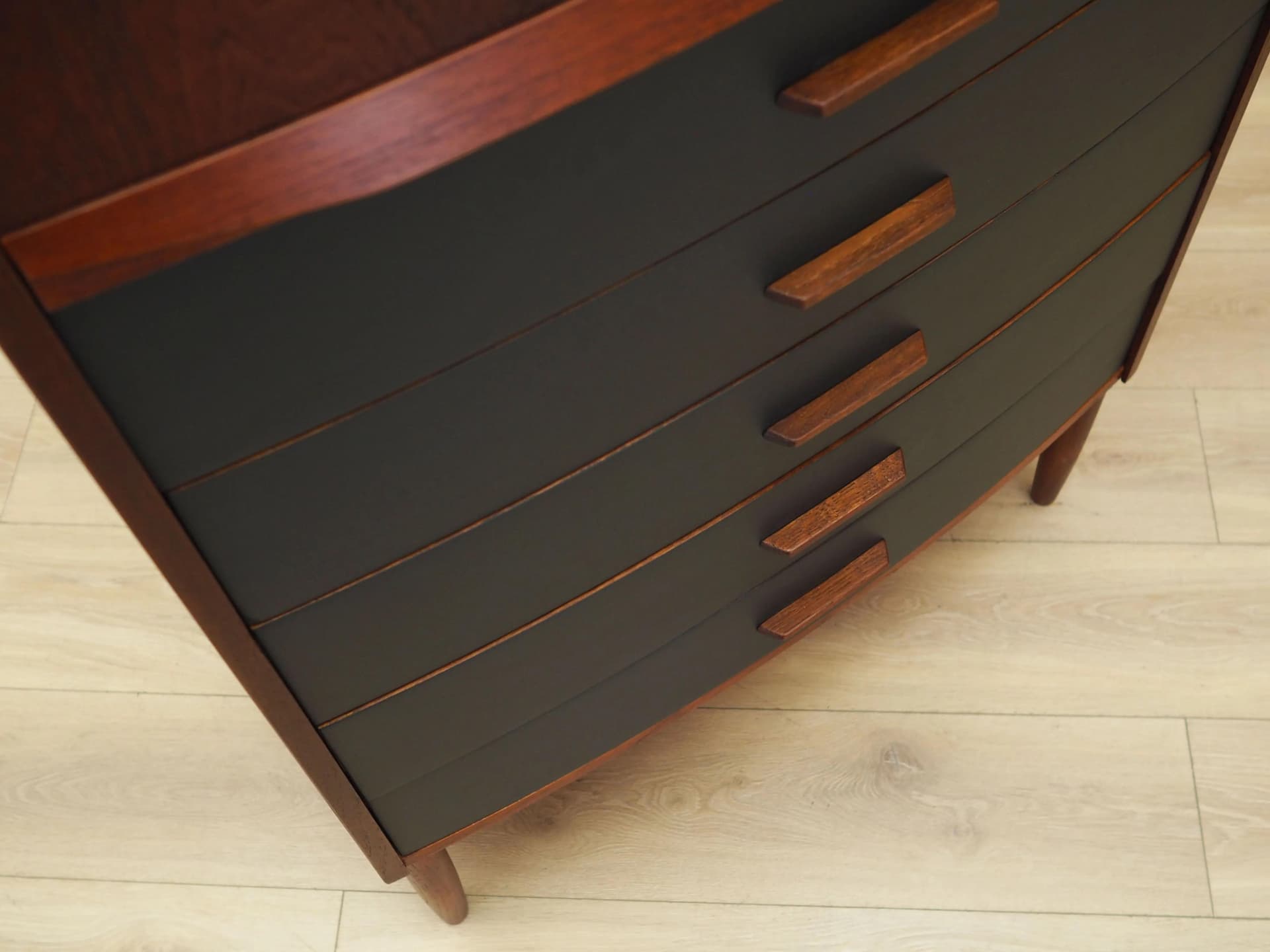 Komoda, mid-century modern, teak brązowy, fronty czarne, Dania, lata 70. - 26866