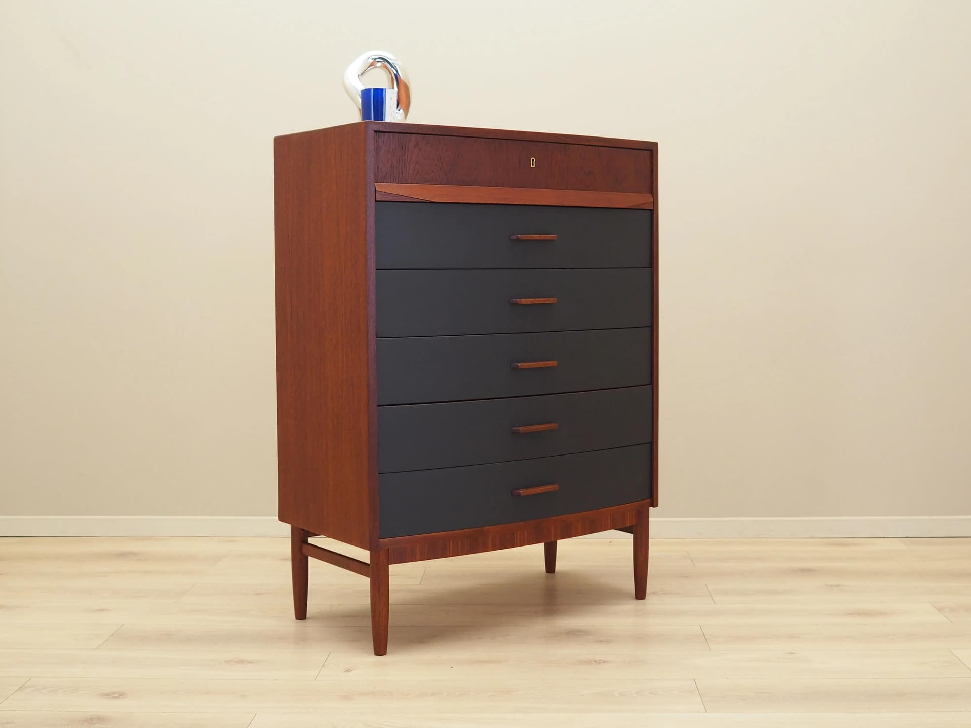 Komoda, mid-century modern, teak brązowy, fronty czarne, Dania, lata 70. - 26862