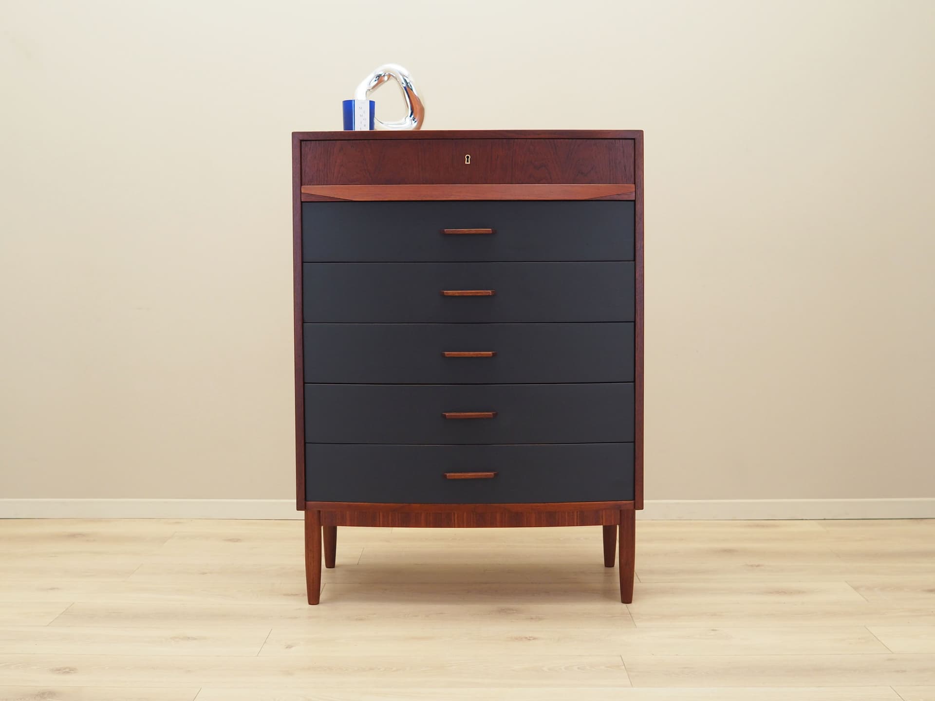 Komoda, mid-century modern, teak brązowy, fronty czarne, Dania, lata 70. - 66183