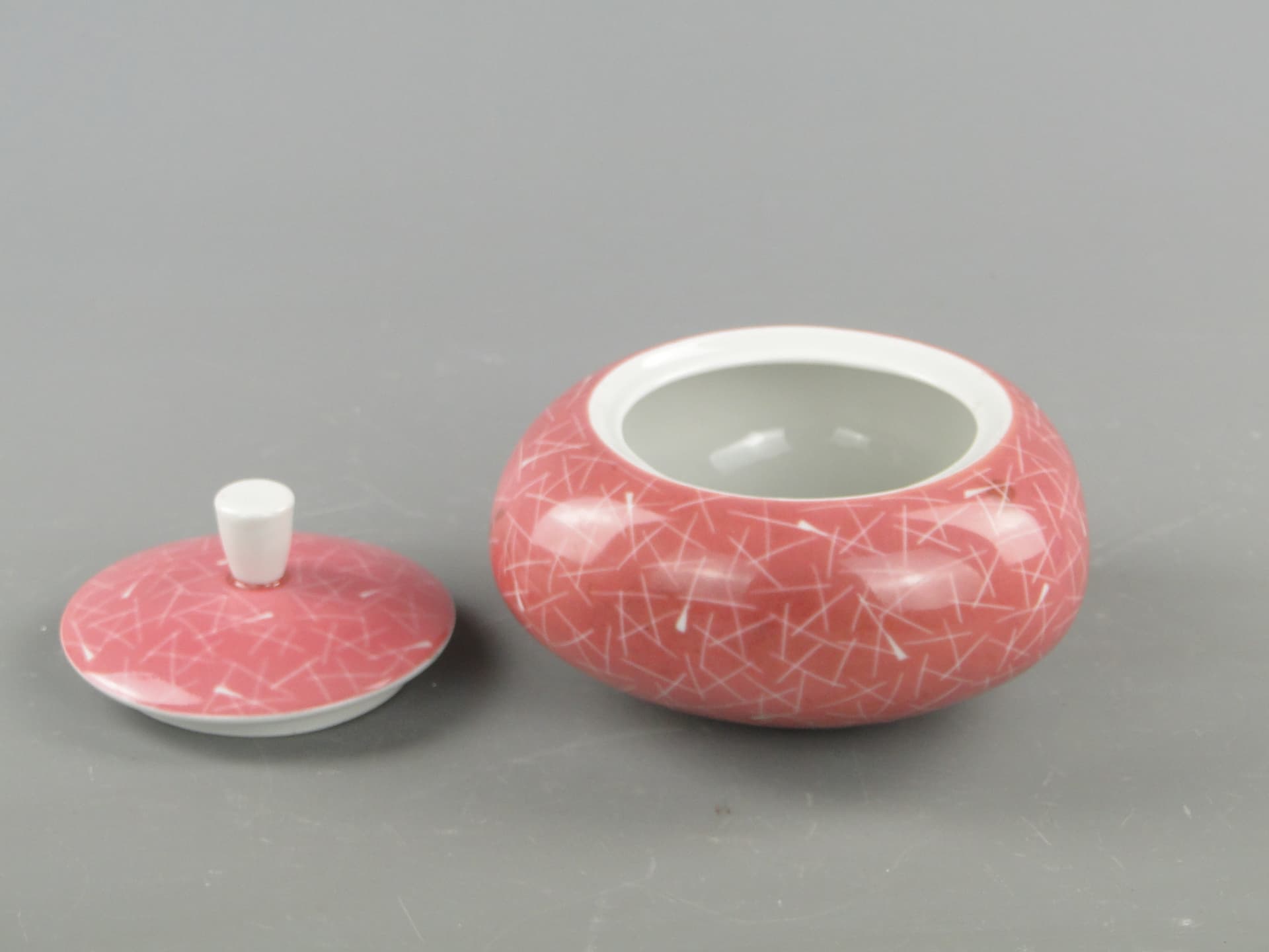 Bomboniera New Look, porcelana różowa, proj. Z. M. Stadnicki, Polska, lata 50. - 367715