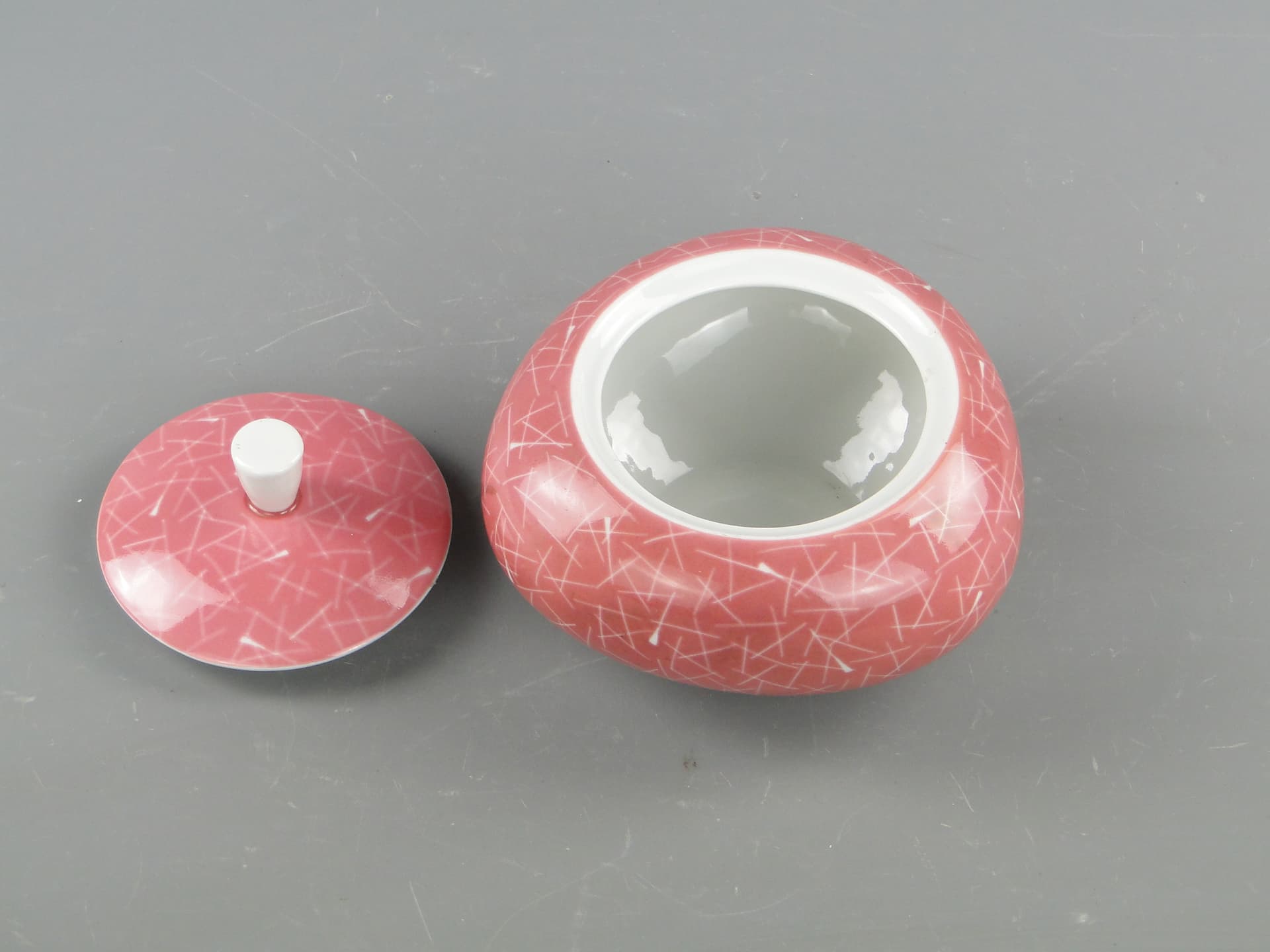 Bomboniera New Look, porcelana różowa, proj. Z. M. Stadnicki, Polska, lata 50. - 367712