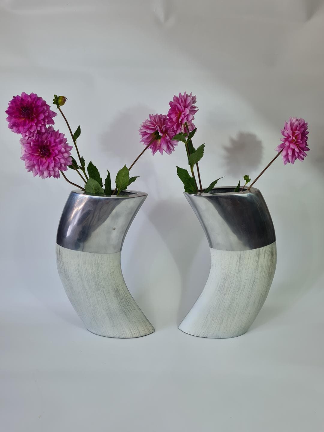 Zestaw dwóch wazonów Spiral, ceramika biała, aluminium srebrny, Ventura Living, Australia, początek XXI w. - 367768