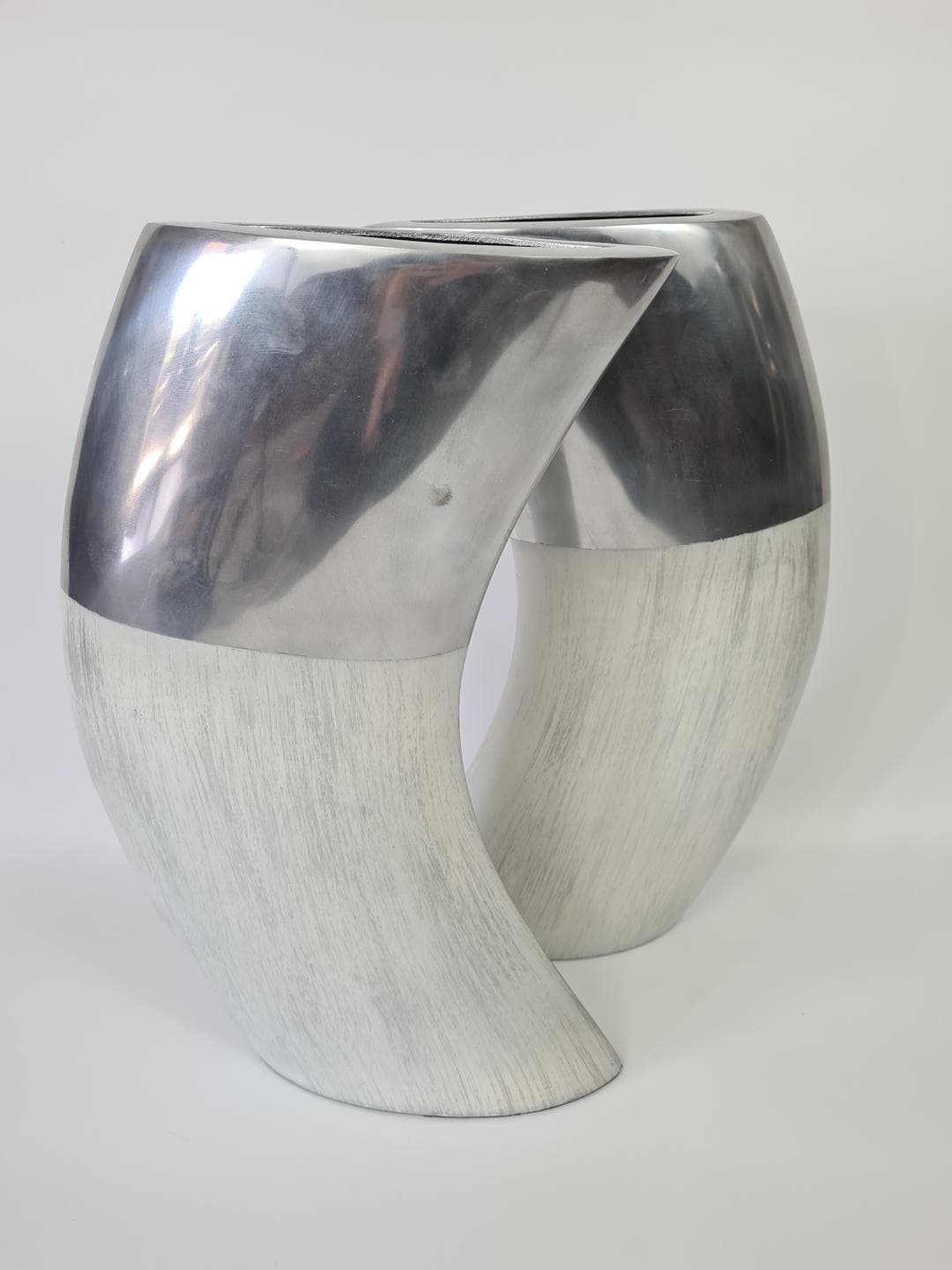 Zestaw dwóch wazonów Spiral, ceramika biała, aluminium srebrny, Ventura Living, Australia, początek XXI w. - 367770