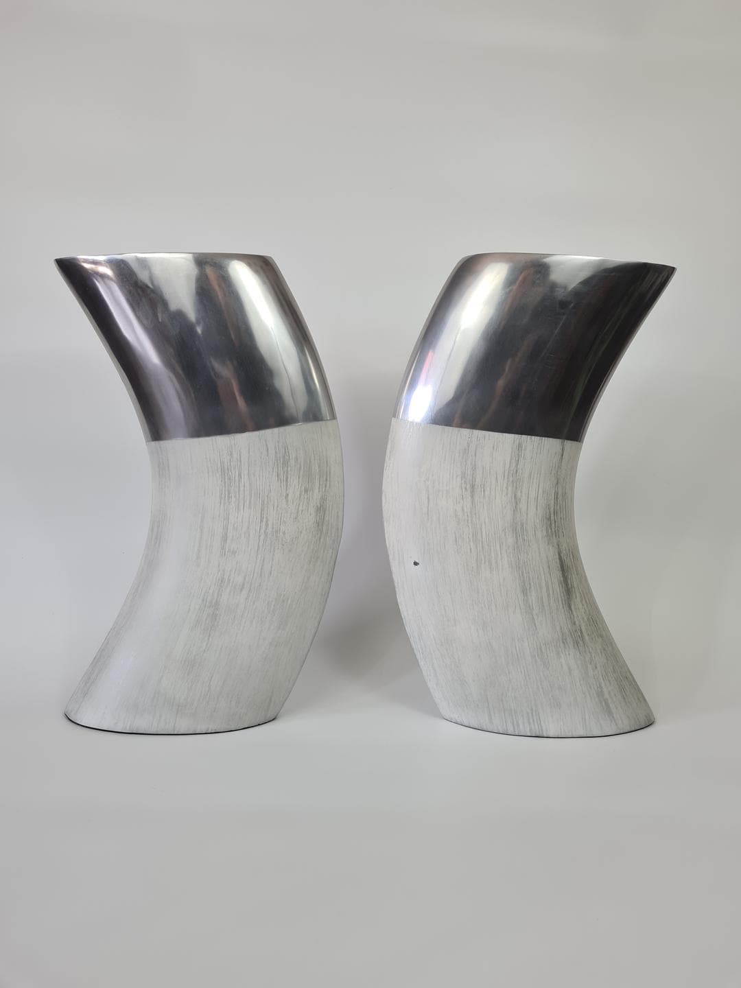 Zestaw dwóch wazonów Spiral, ceramika biała, aluminium srebrny, Ventura Living, Australia, początek XXI w. - 367767