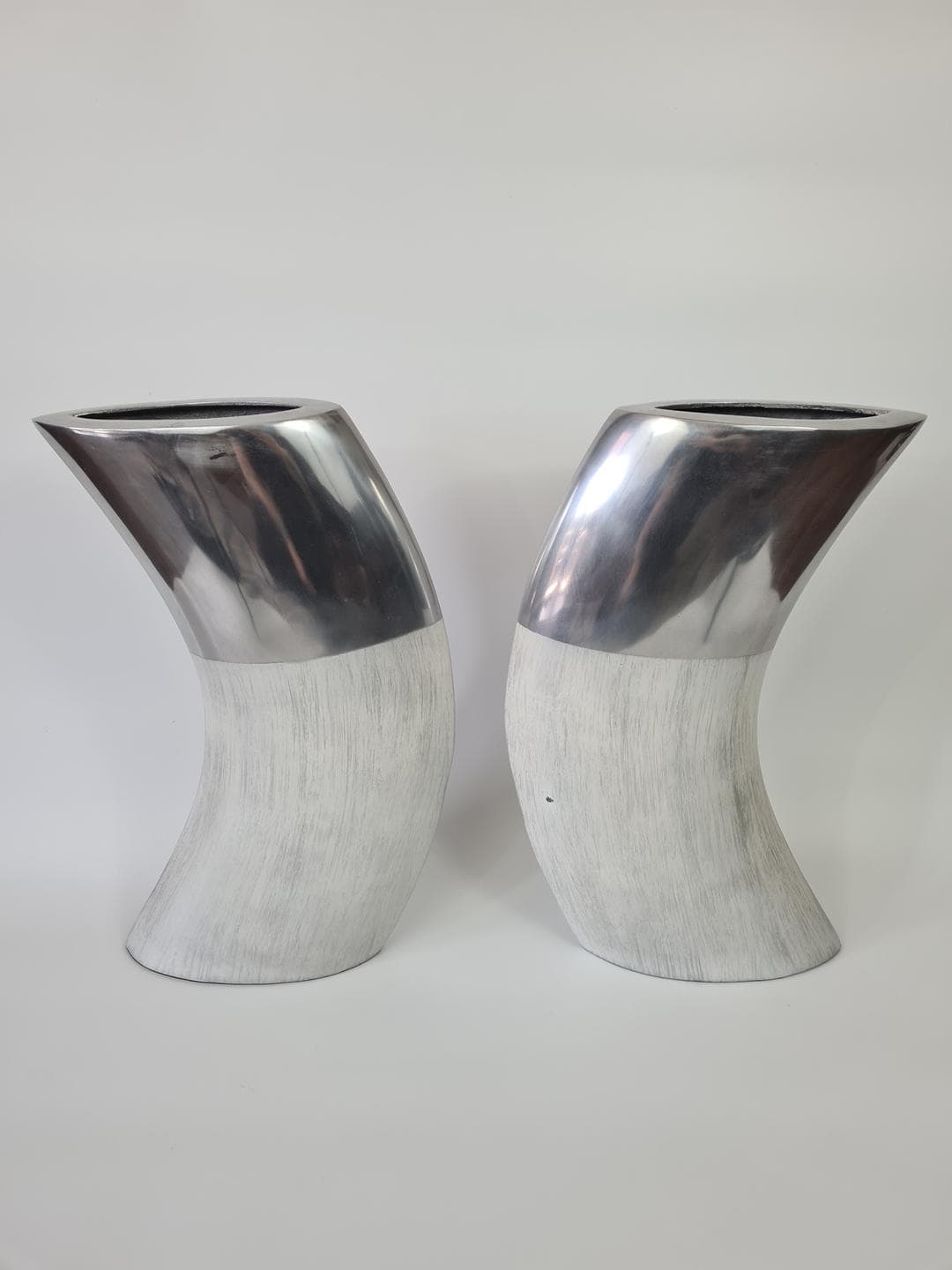 Zestaw dwóch wazonów Spiral, ceramika biała, aluminium srebrny, Ventura Living, Australia, początek XXI w. - 367769