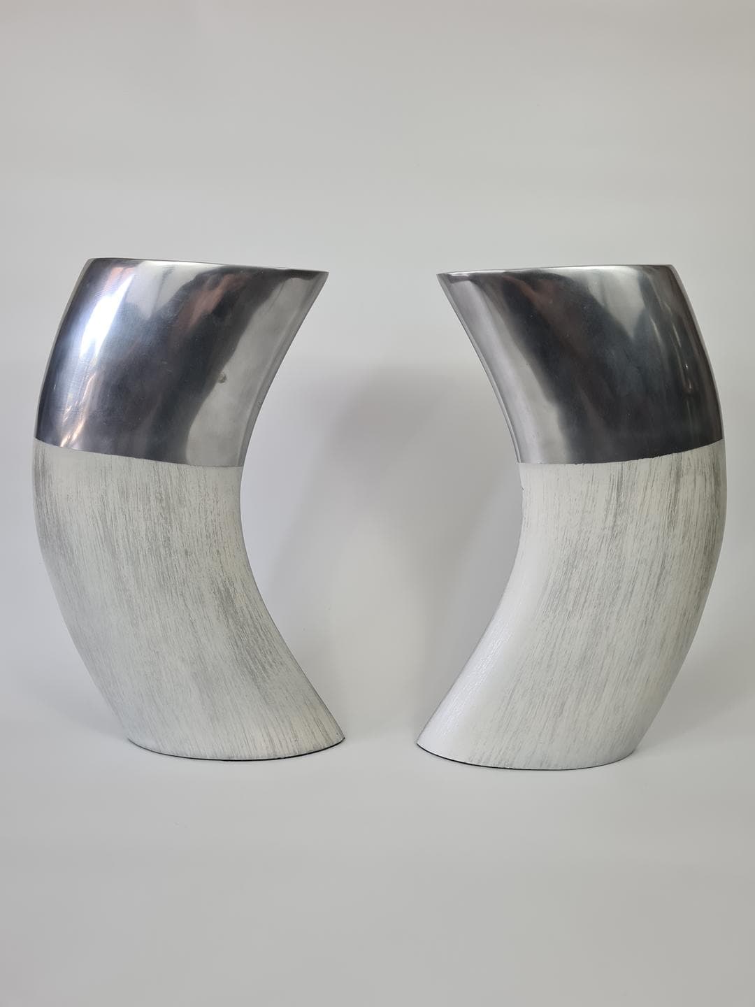Zestaw dwóch wazonów Spiral, ceramika biała, aluminium srebrny, Ventura Living, Australia, początek XXI w. - 367764