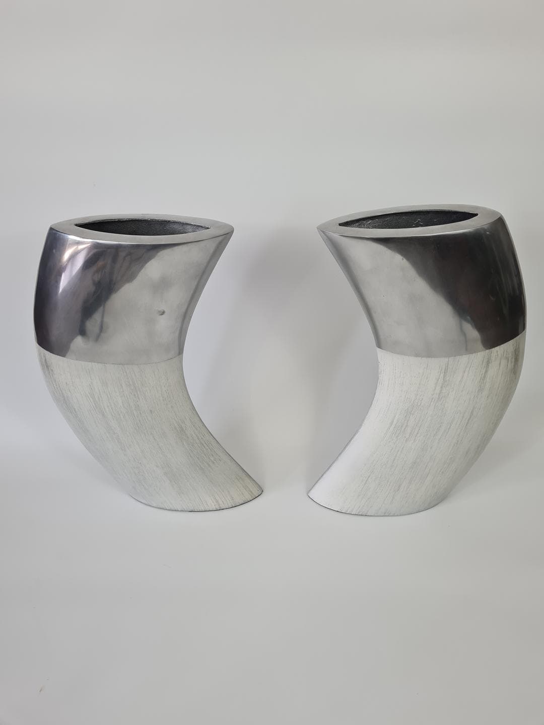 Zestaw dwóch wazonów Spiral, ceramika biała, aluminium srebrny, Ventura Living, Australia, początek XXI w. - 367765