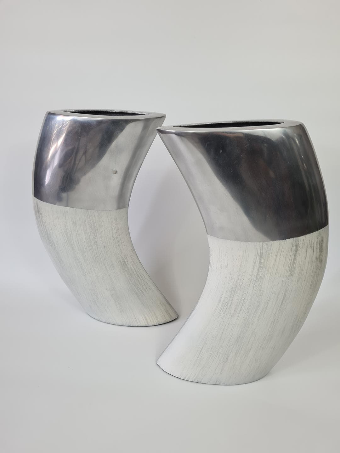 Zestaw dwóch wazonów Spiral, ceramika biała, aluminium srebrny, Ventura Living, Australia, początek XXI w. - 367766