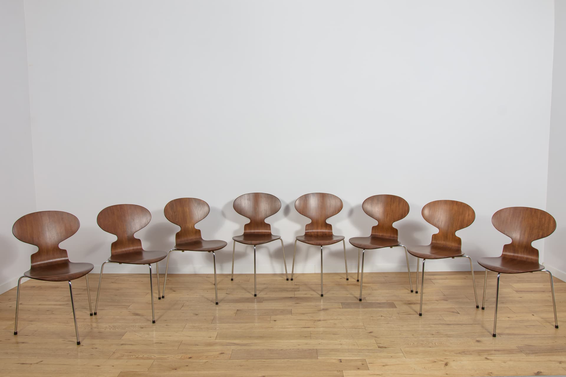 Set of eight chairs Ant 3101, teak plywood brown, polished steel silver, by A. Jacobsen, Fritz Hansen, Denmark, 1970s. - 367815
