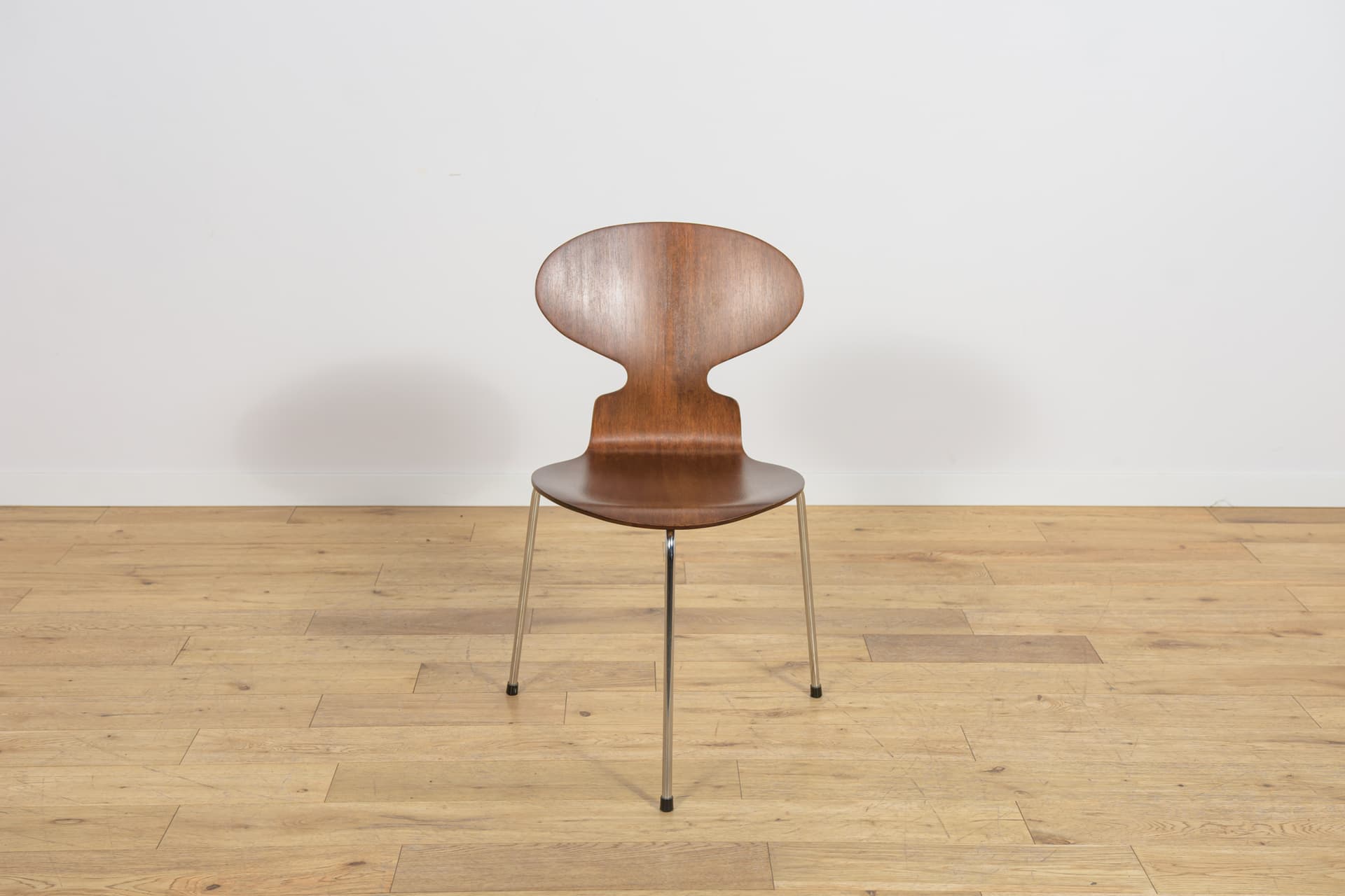 Set of eight chairs Ant 3101, teak plywood brown, polished steel silver, by A. Jacobsen, Fritz Hansen, Denmark, 1970s. - 367817