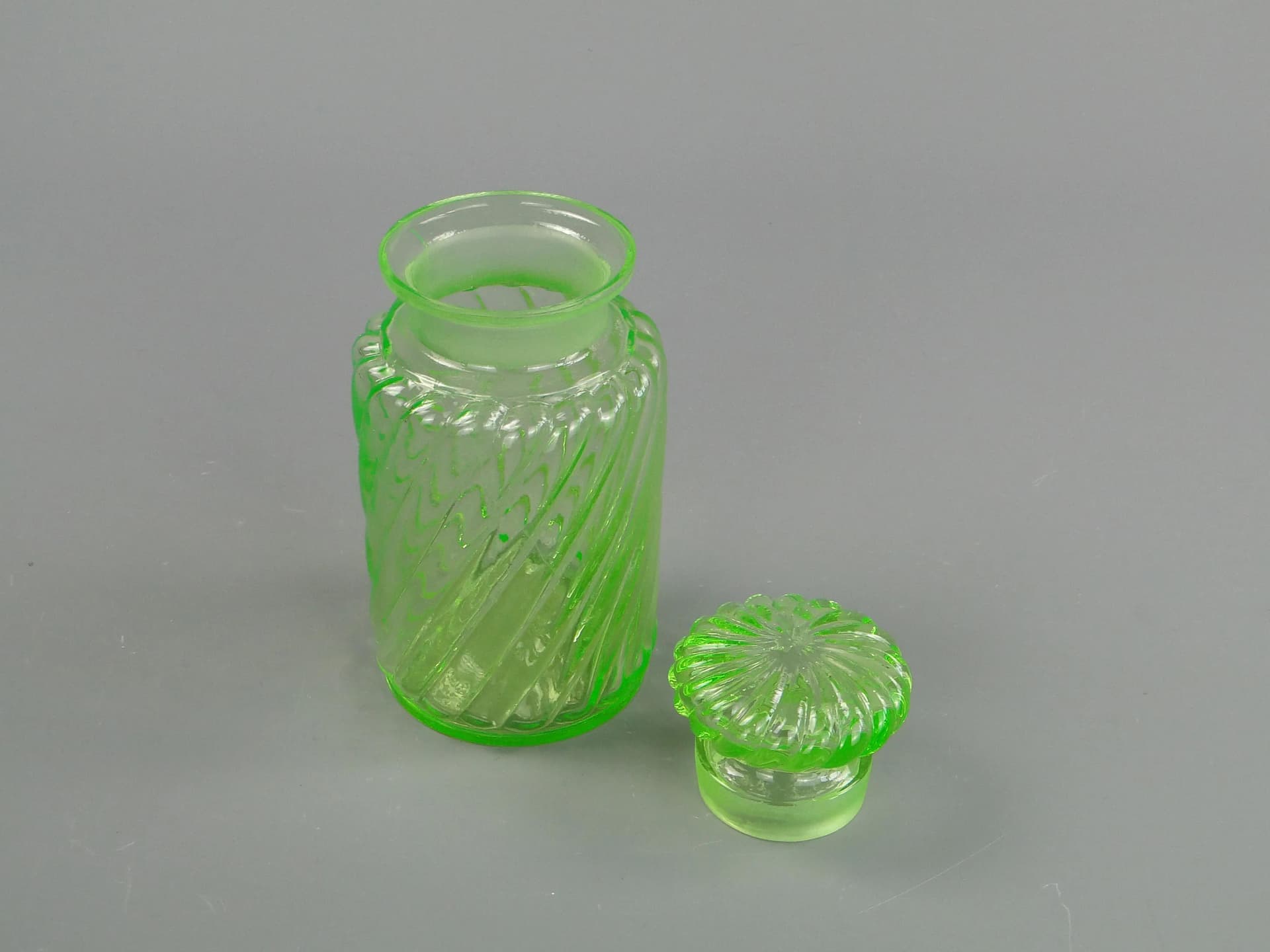 Tea Caddy Art Nouveau, green uranium glass, Poland, early 20th c. - 26797