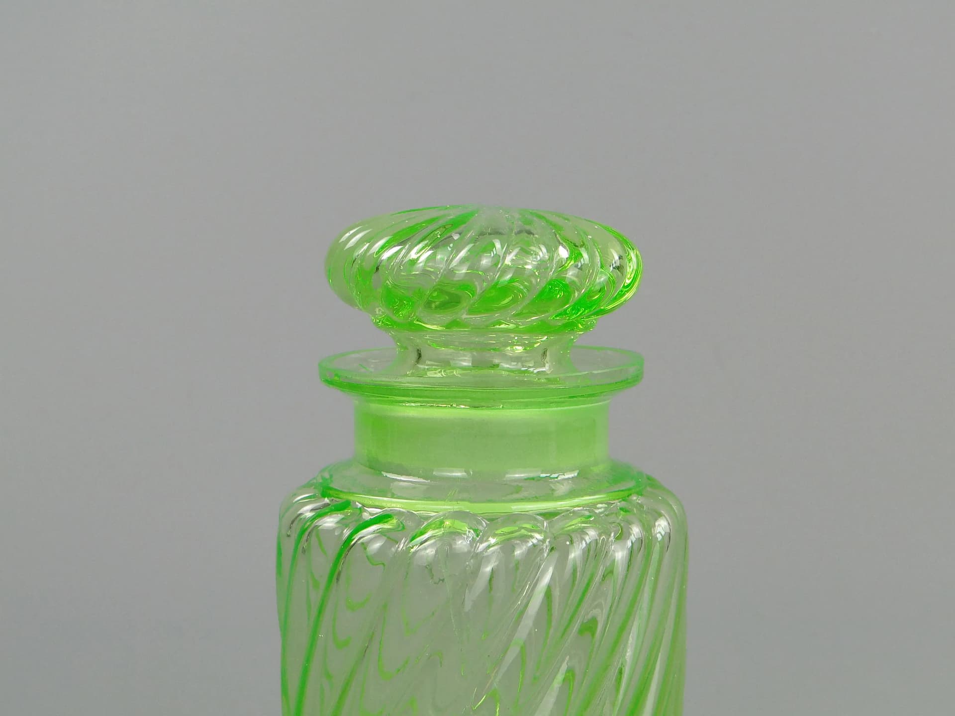 Tea Caddy Art Nouveau, green uranium glass, Poland, early 20th c. - 26794