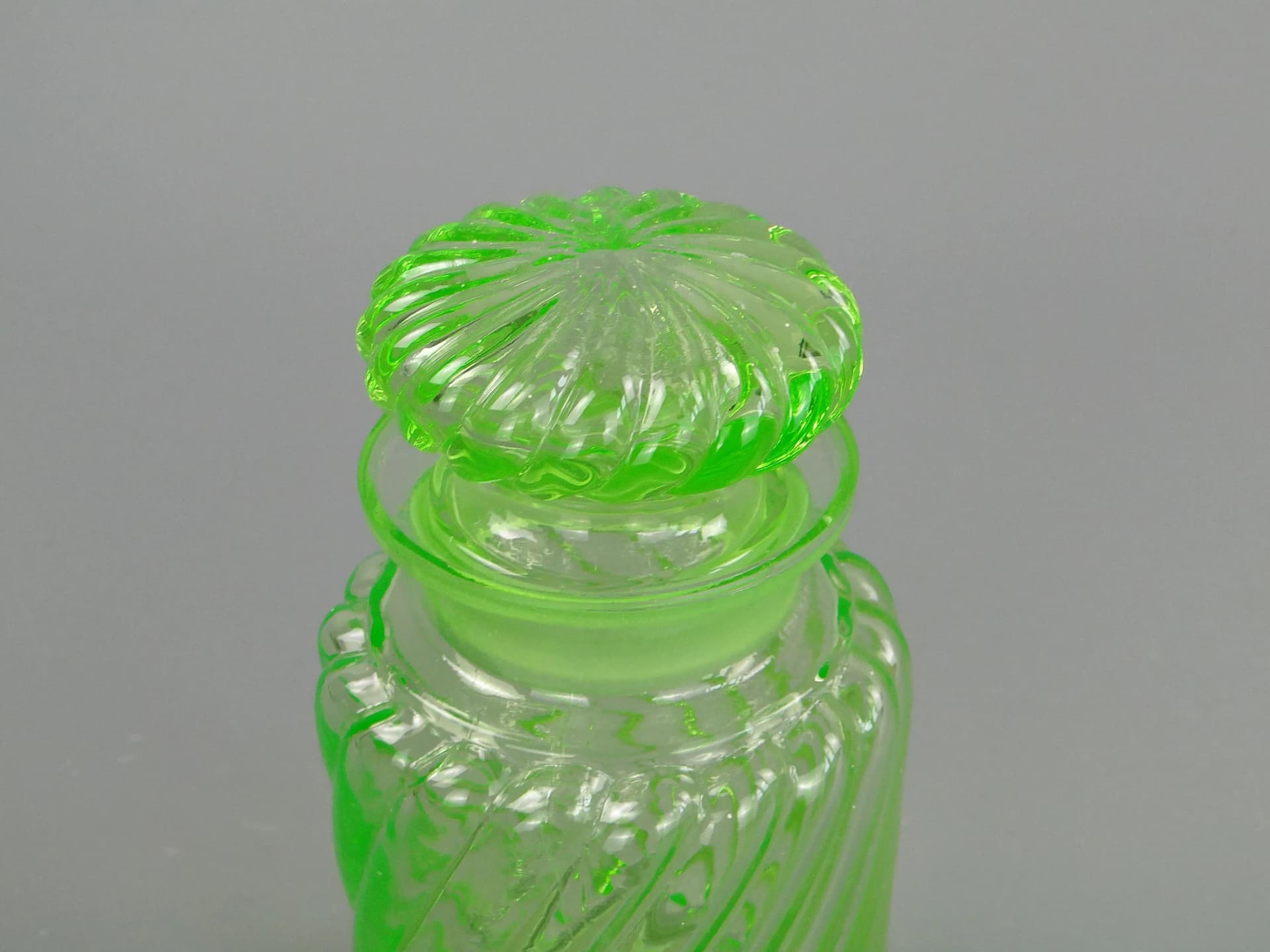 Tea Caddy Art Nouveau, green uranium glass, Poland, early 20th c. - 26796