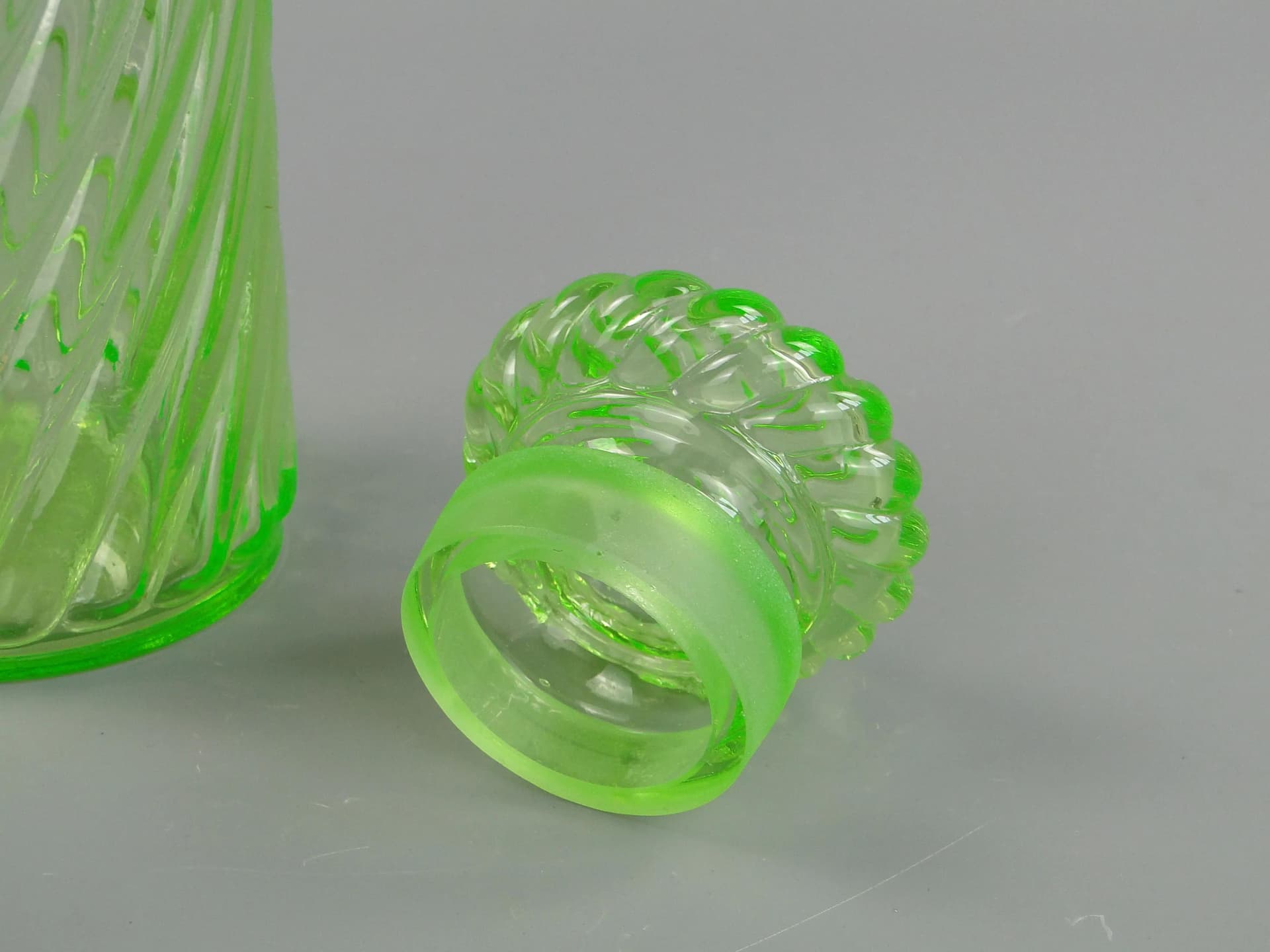 Tea Caddy Art Nouveau, green uranium glass, Poland, early 20th c. - 26799