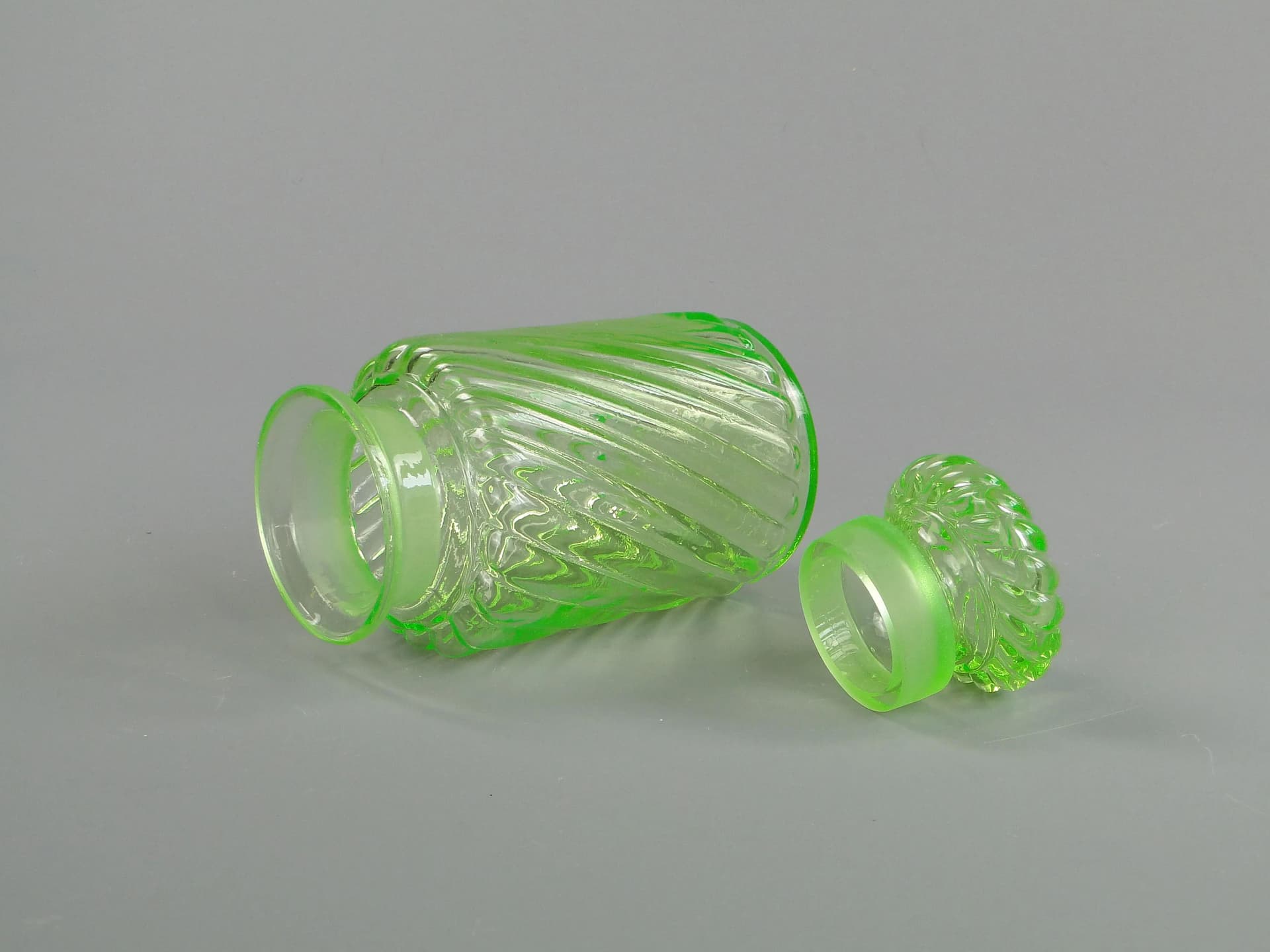 Tea Caddy Art Nouveau, green uranium glass, Poland, early 20th c. - 26800