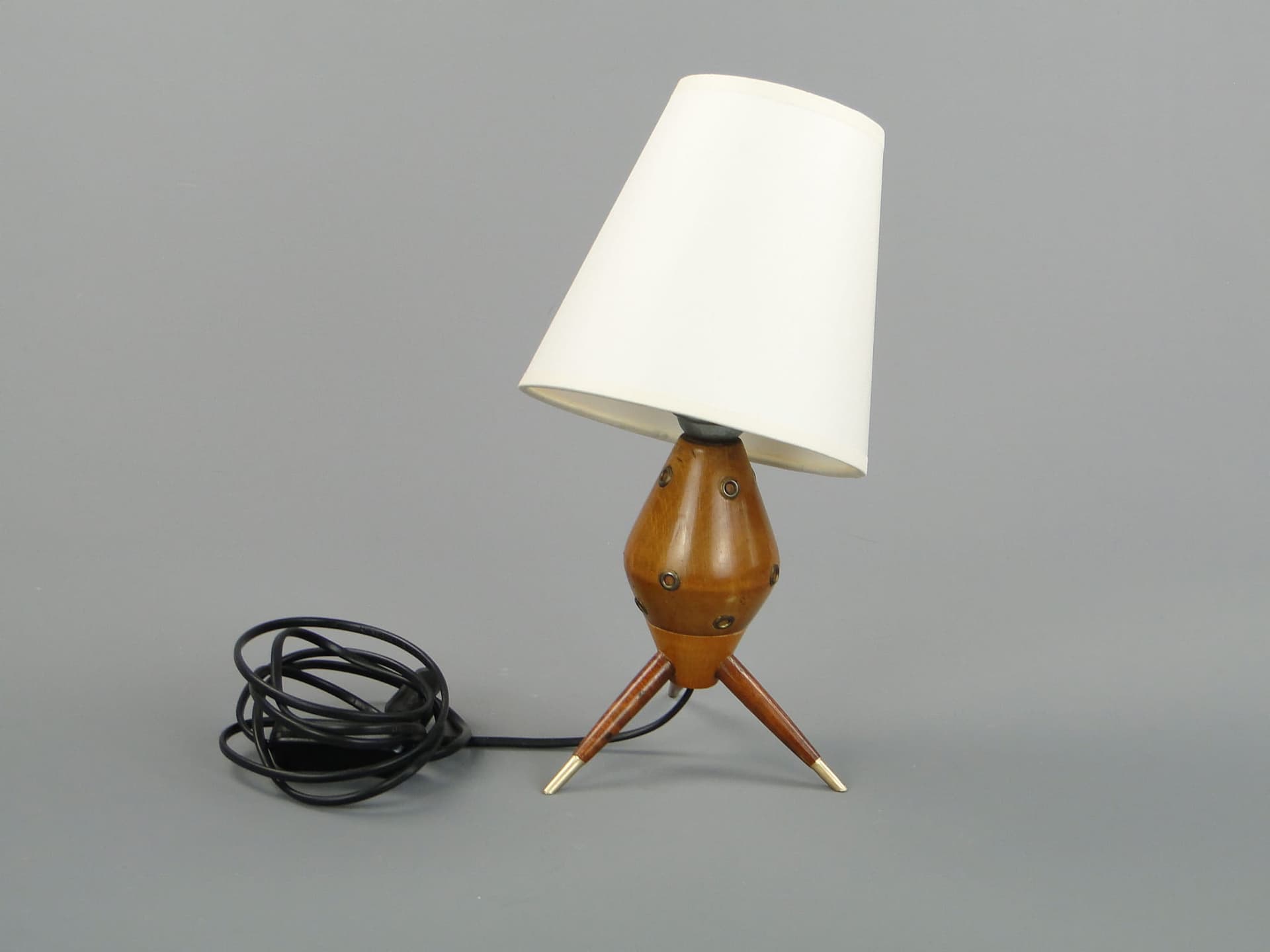 Lampa stołowa New Look, orzech brązowy, metal biały, mosiądz złoty, Polska, lata 60. - 368566