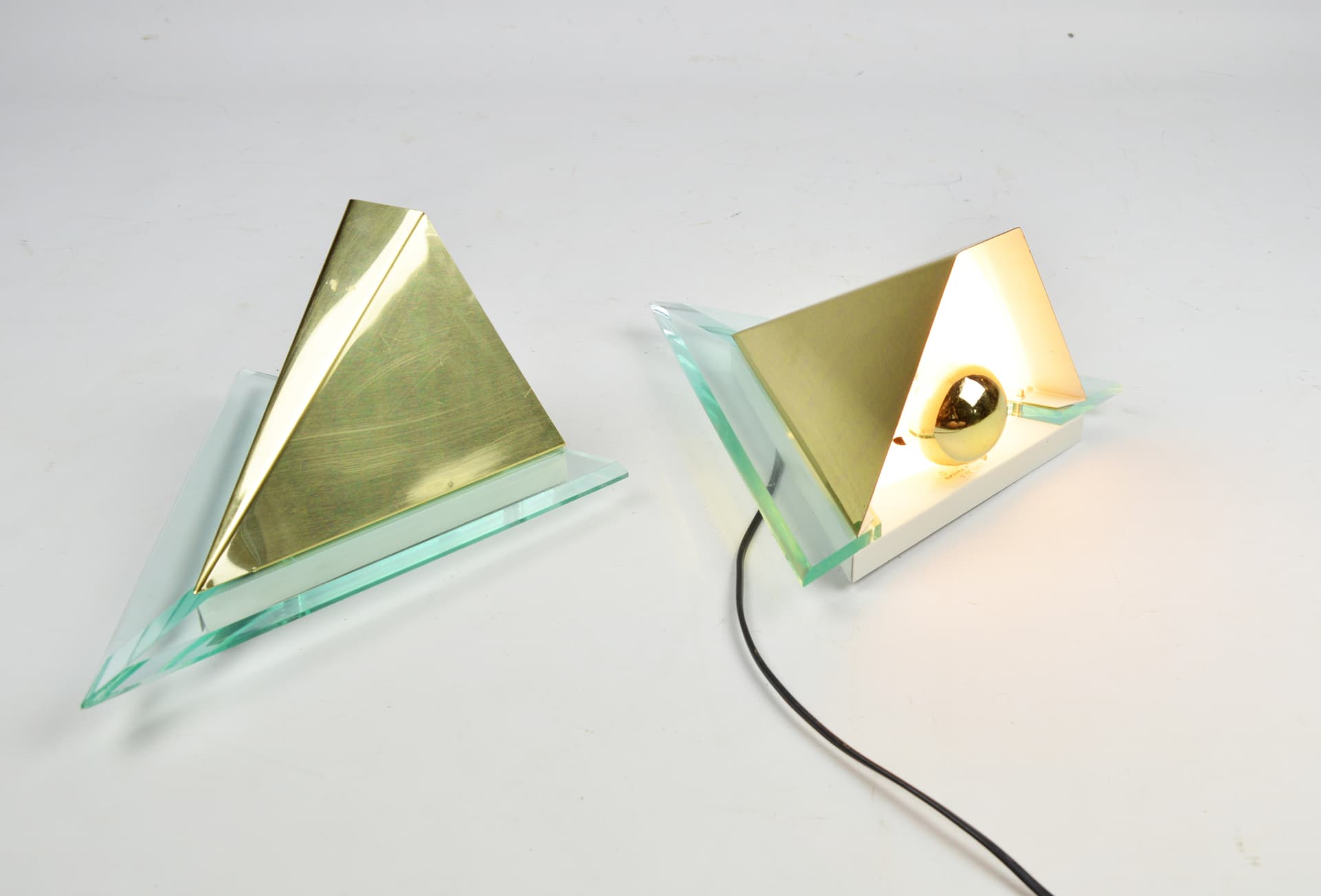 Para kinkietów geometrycznych, metal złoty, plexi przezroczysta niebieska, Niemcy, lata 80. - 368590