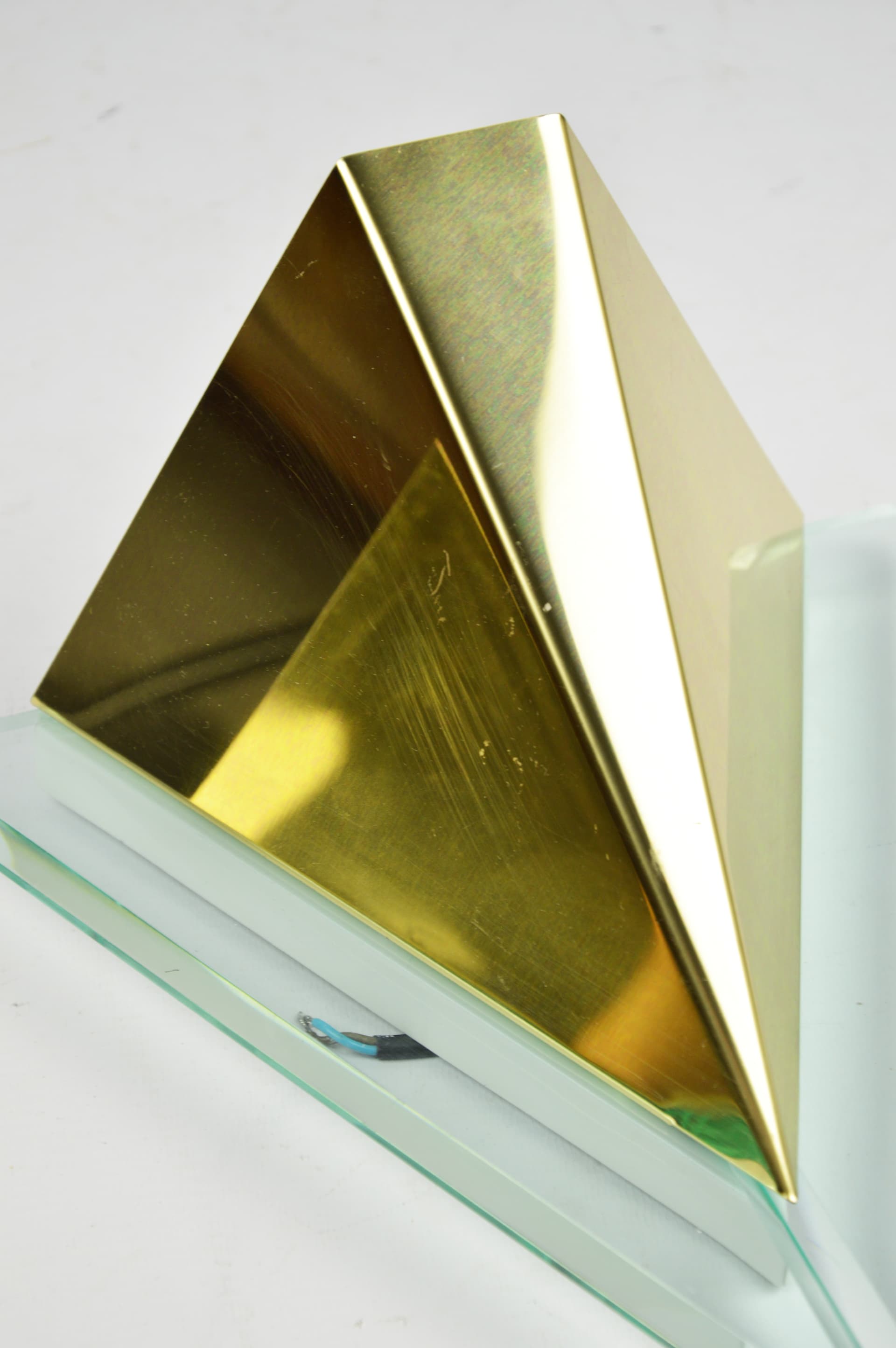 Para kinkietów geometrycznych, metal złoty, plexi przezroczysta niebieska, Niemcy, lata 80. - 368592