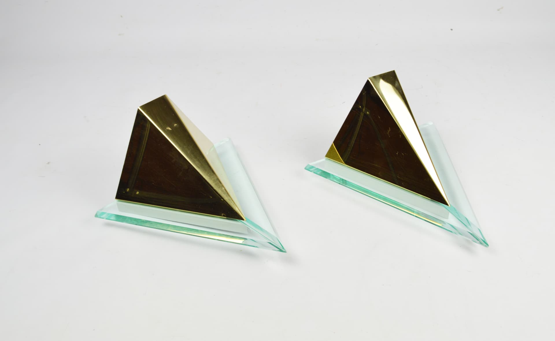Para kinkietów geometrycznych, metal złoty, plexi przezroczysta niebieska, Niemcy, lata 80. - 368588