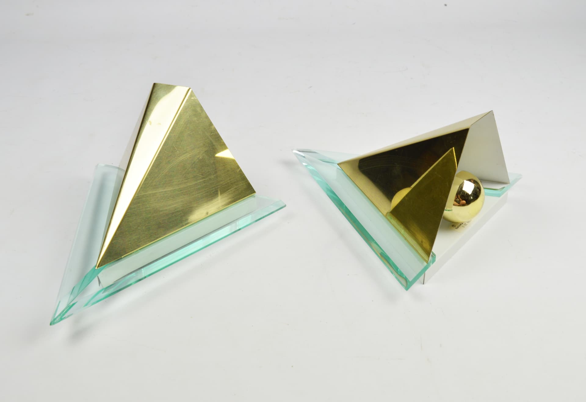 Para kinkietów geometrycznych, metal złoty, plexi przezroczysta niebieska, Niemcy, lata 80. - 368589