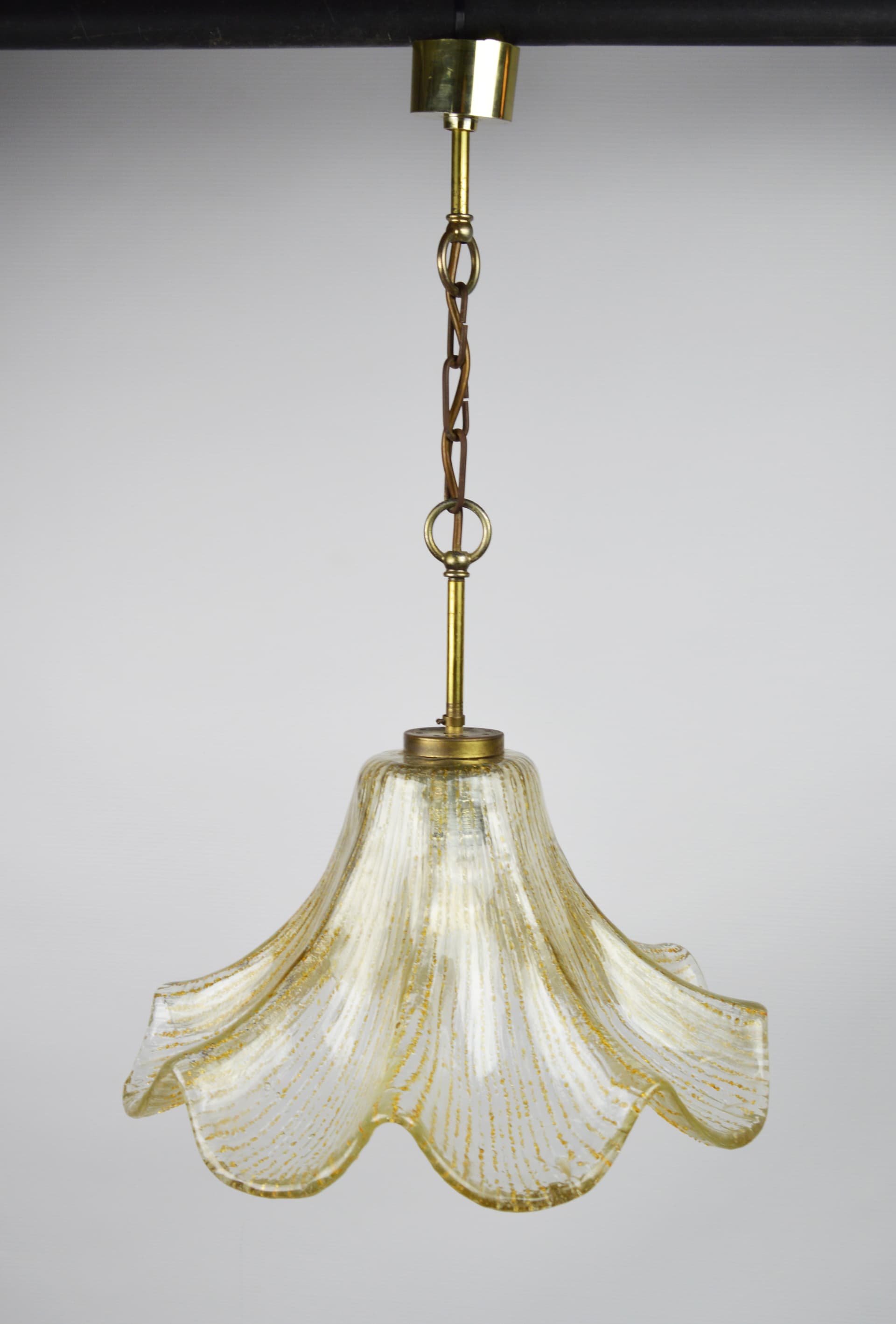 Lampa wisząca, szkło biały przezroczysty, mosiądz złoty, lata 70. - 368619