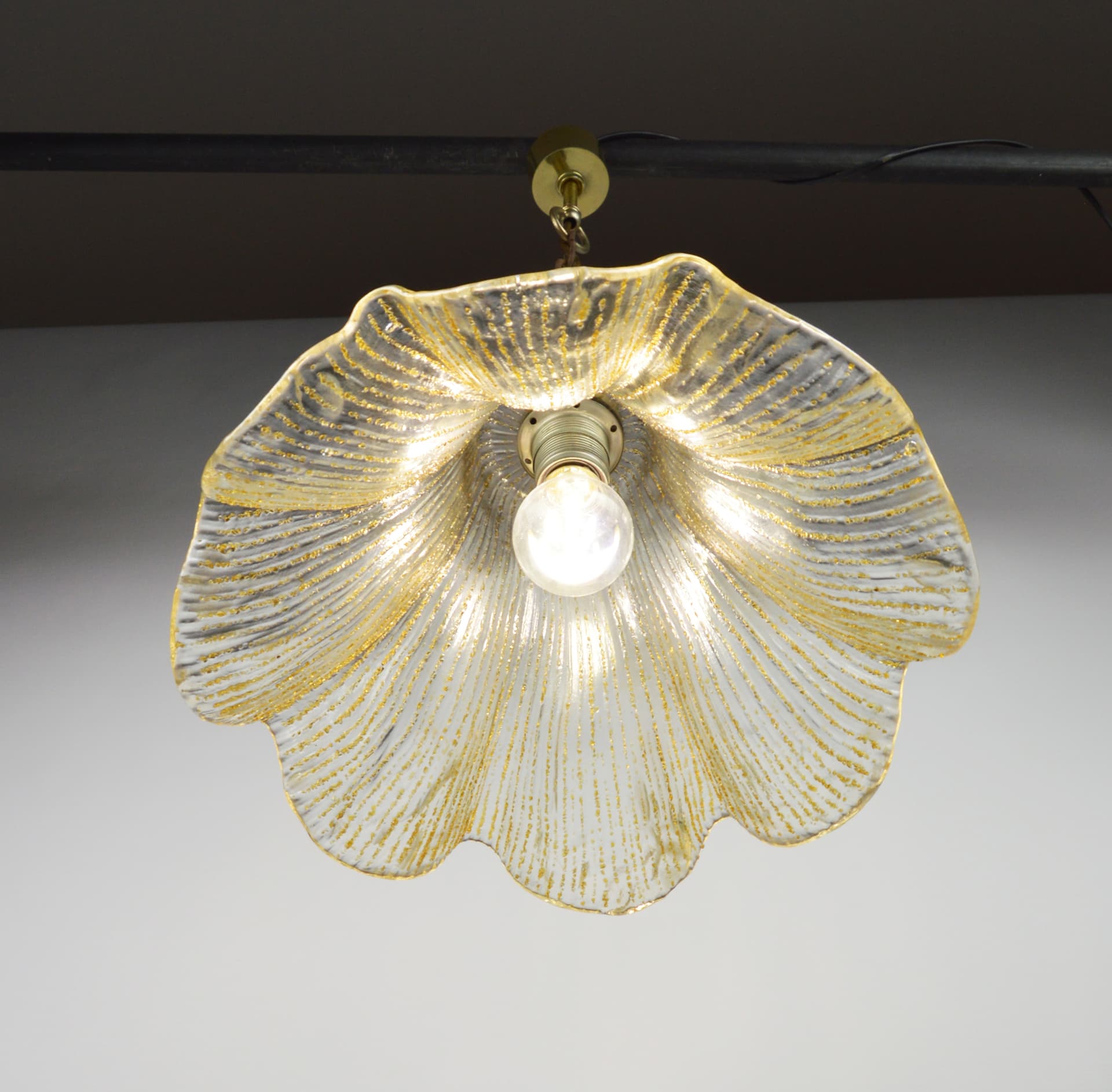 Lampa wisząca, szkło biały przezroczysty, mosiądz złoty, lata 70. - 368612