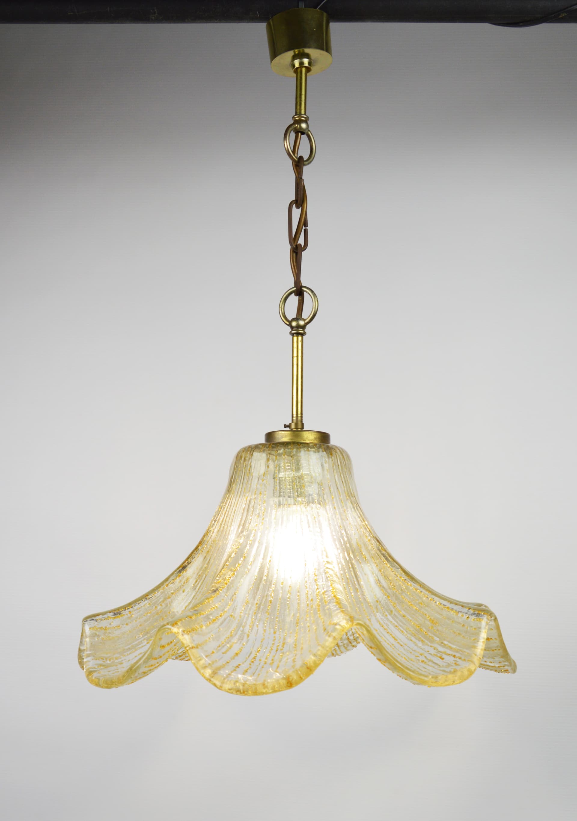 Lampa wisząca, szkło biały przezroczysty, mosiądz złoty, lata 70. - 368617