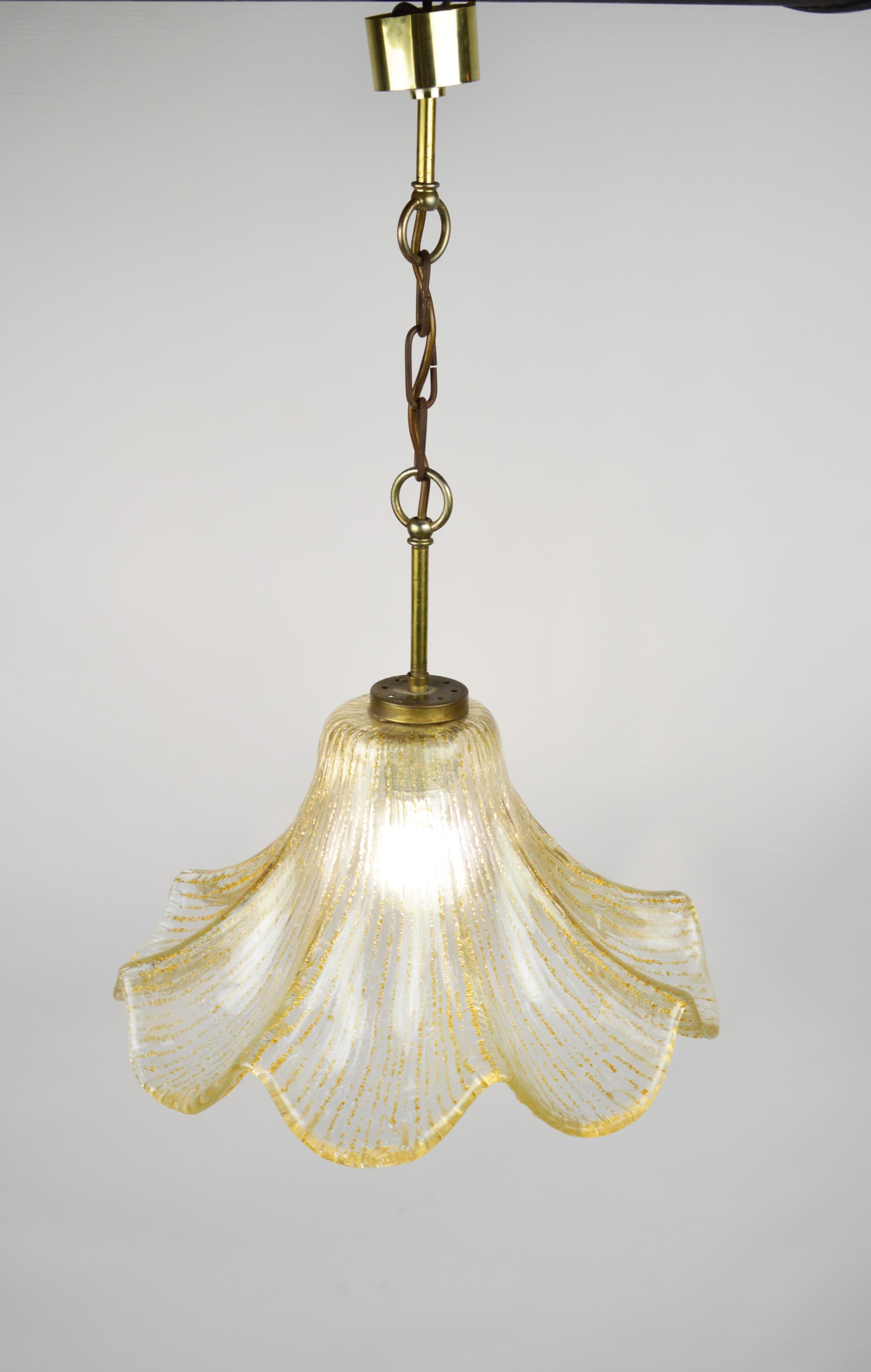 Lampa wisząca, szkło biały przezroczysty, mosiądz złoty, lata 70. - 368615