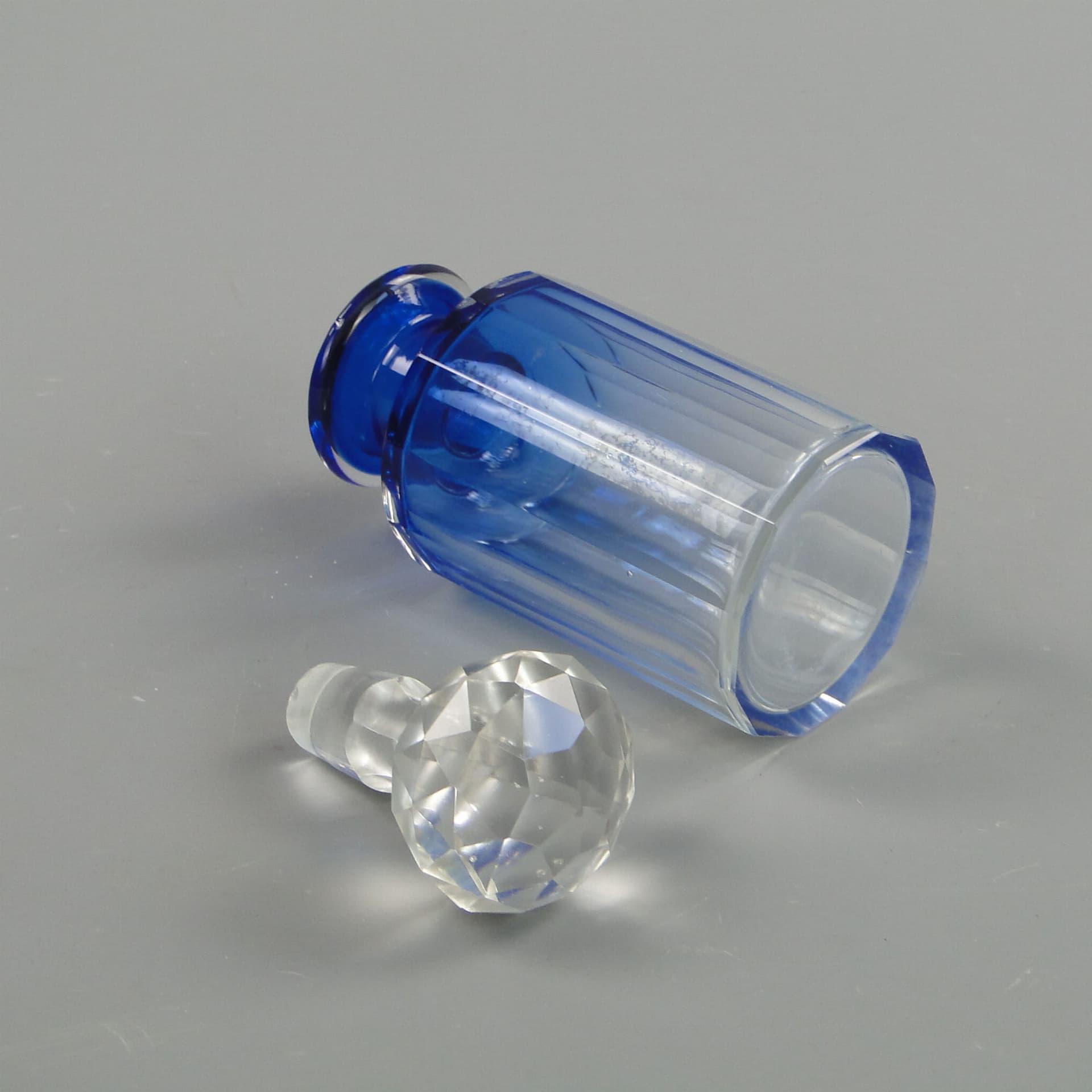 Flakon dekoracyjny, kryształ niebieski przezroczysty, Czechosłowacja, początek XX w. - 368728