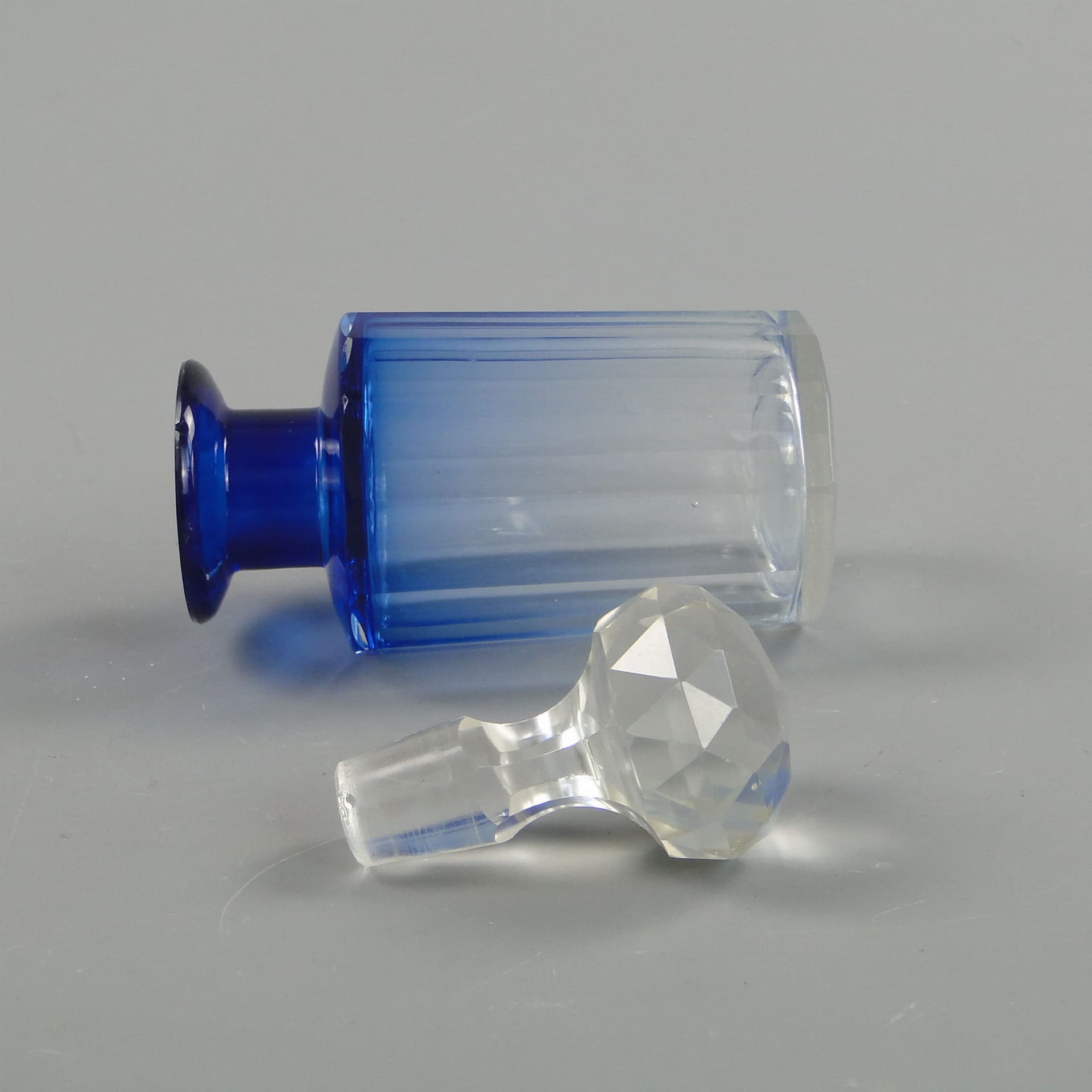 Flakon dekoracyjny, kryształ niebieski przezroczysty, Czechosłowacja, początek XX w. - 368729