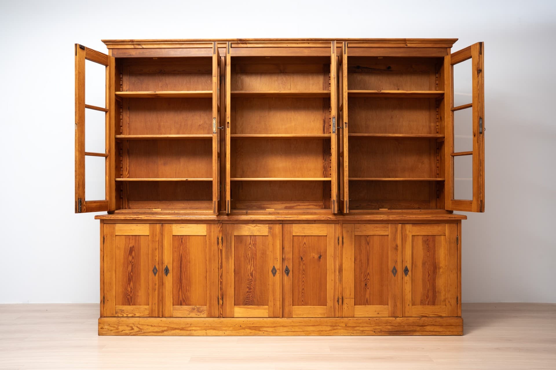 Biblioteka szkolna, brązowy, drewno sosna, szkło, Polska, początek XX w. - 368861