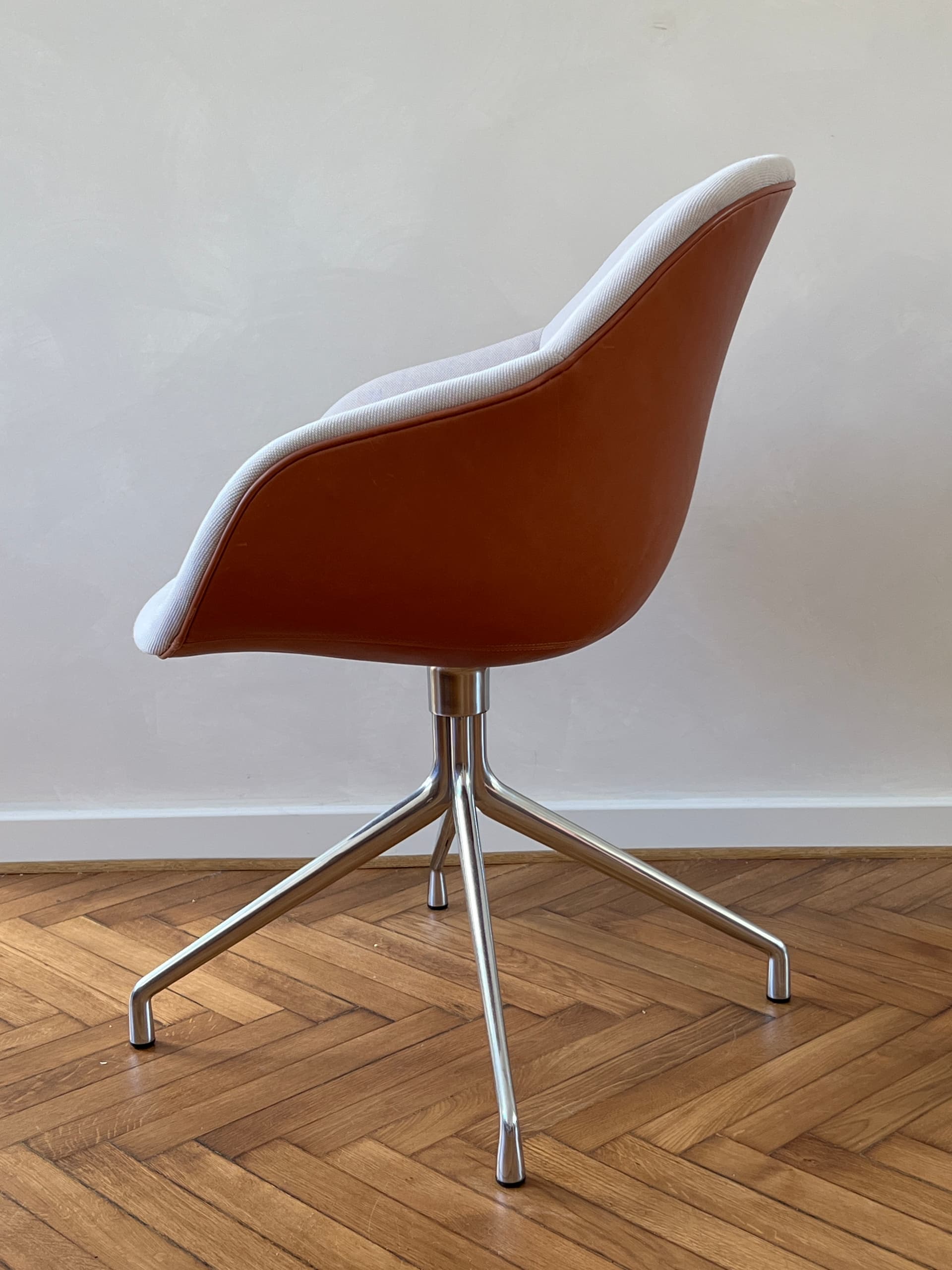 Fotel biurowy AAC 121 Soft Duo, brązowy i szary, aluminium i skóra licowa, HAY - 369436