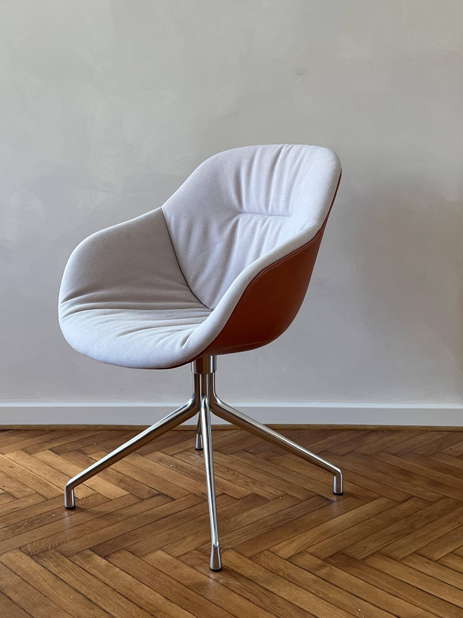 Fotel biurowy AAC 121 Soft Duo, brązowy i szary, aluminium i skóra licowa, HAY - 369437