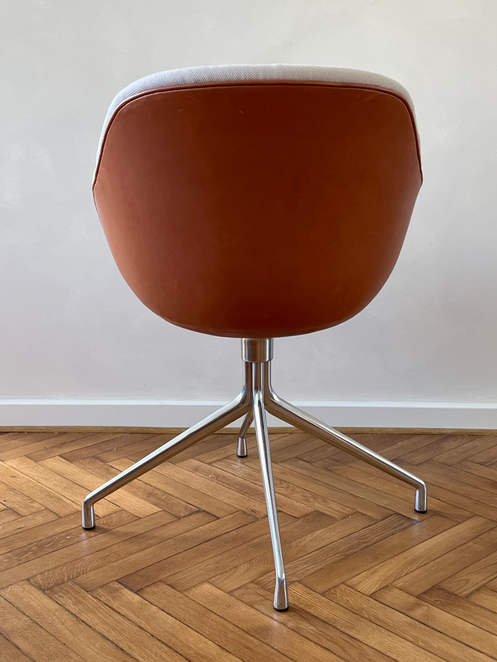 Fotel biurowy AAC 121 Soft Duo, brązowy i szary, aluminium i skóra licowa, HAY - 369439