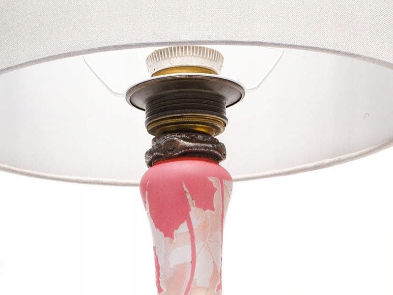 Lampa stołowa Daum Nancy, szkło kameliowe różowy biały żółty, Francja, początek XX w. - 369579