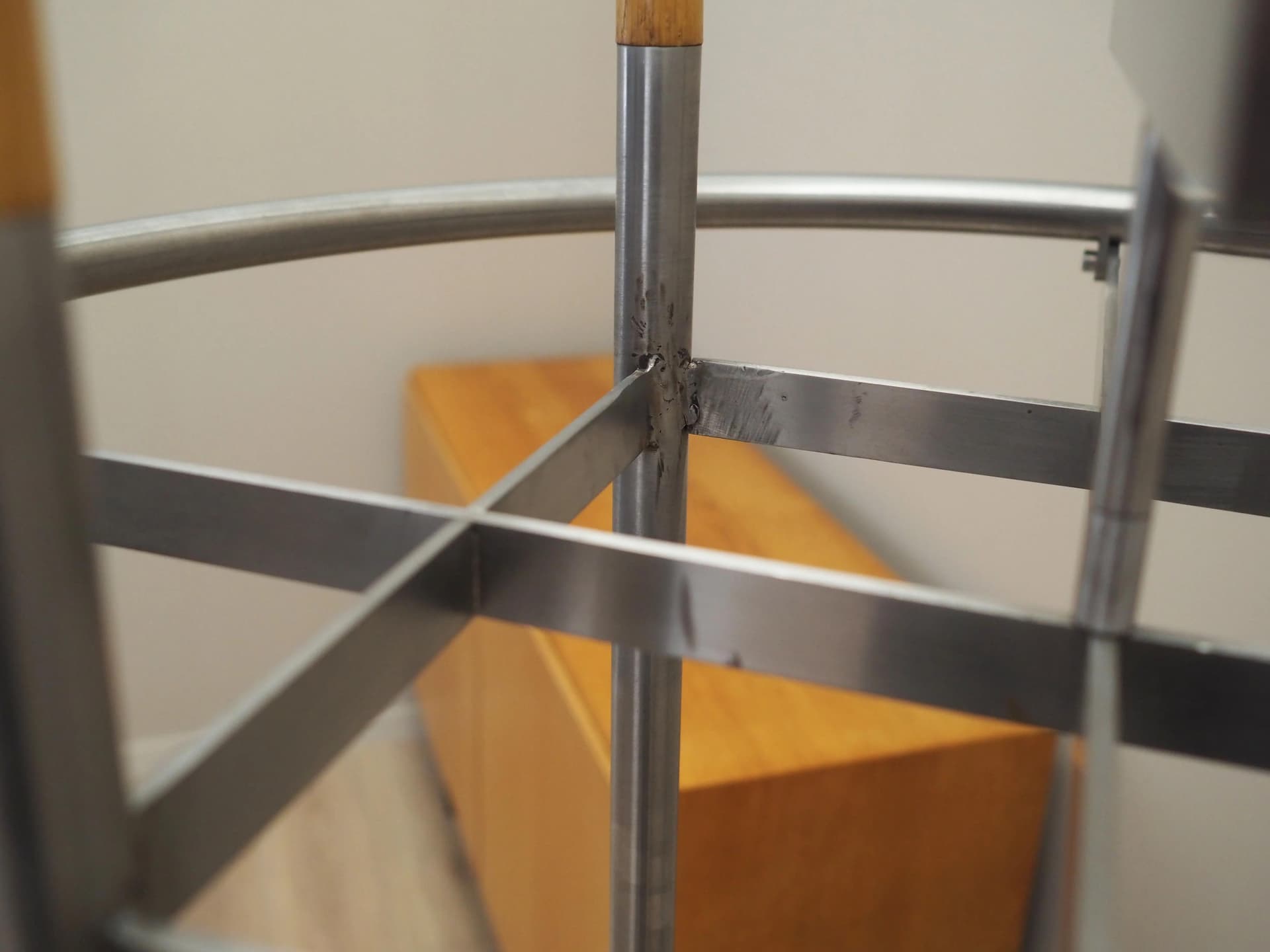 Wieszak stojący, minimalizm, metal srebrny, Dania, lata 90. - 27101