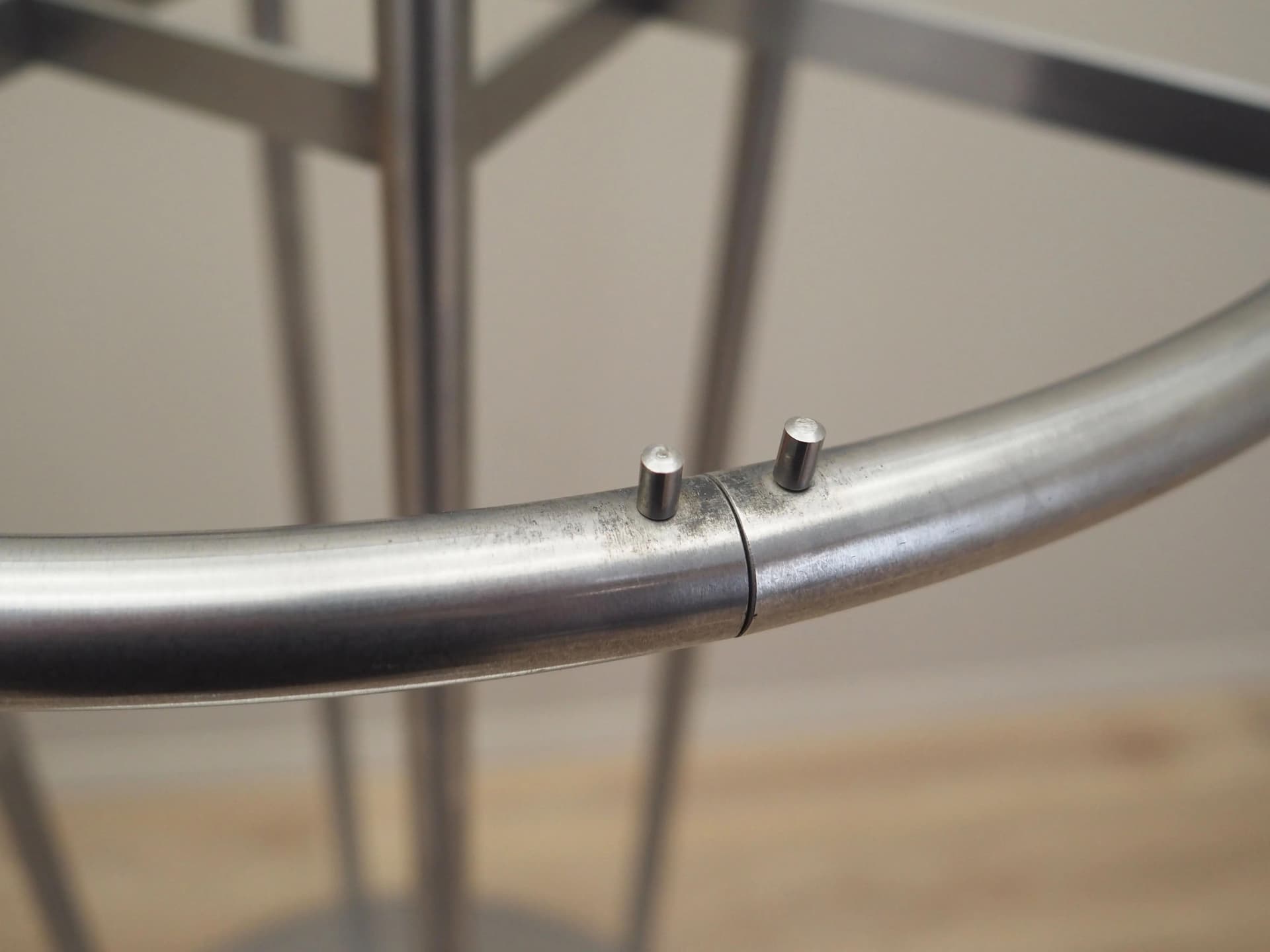 Wieszak stojący, minimalizm, metal srebrny, Dania, lata 90. - 27099