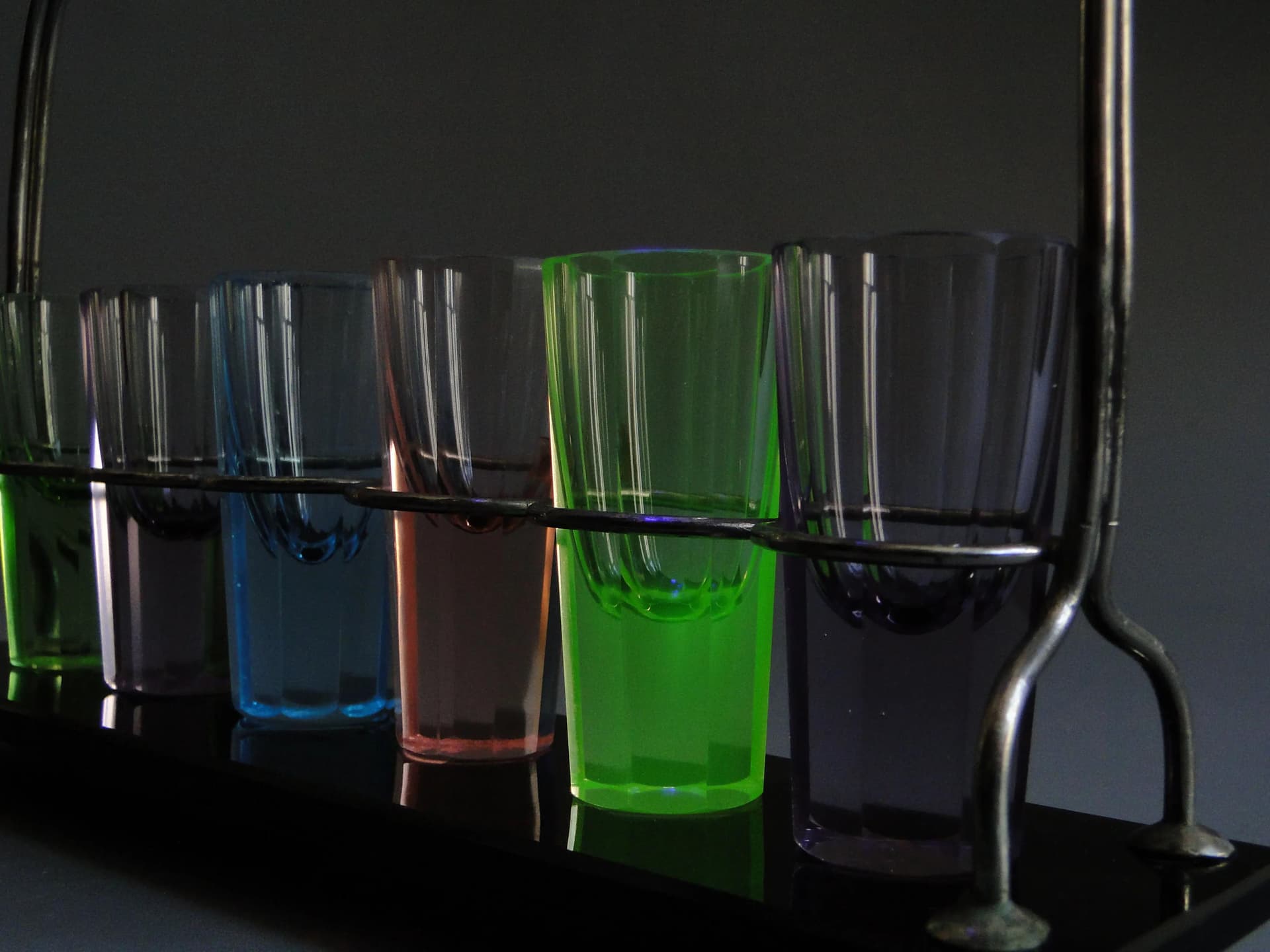 Komplet kieliszków Art Deco, szkło kryształowe wielobarwne, szkło hialitowe czarne, Czechy, lata 20. - 27014