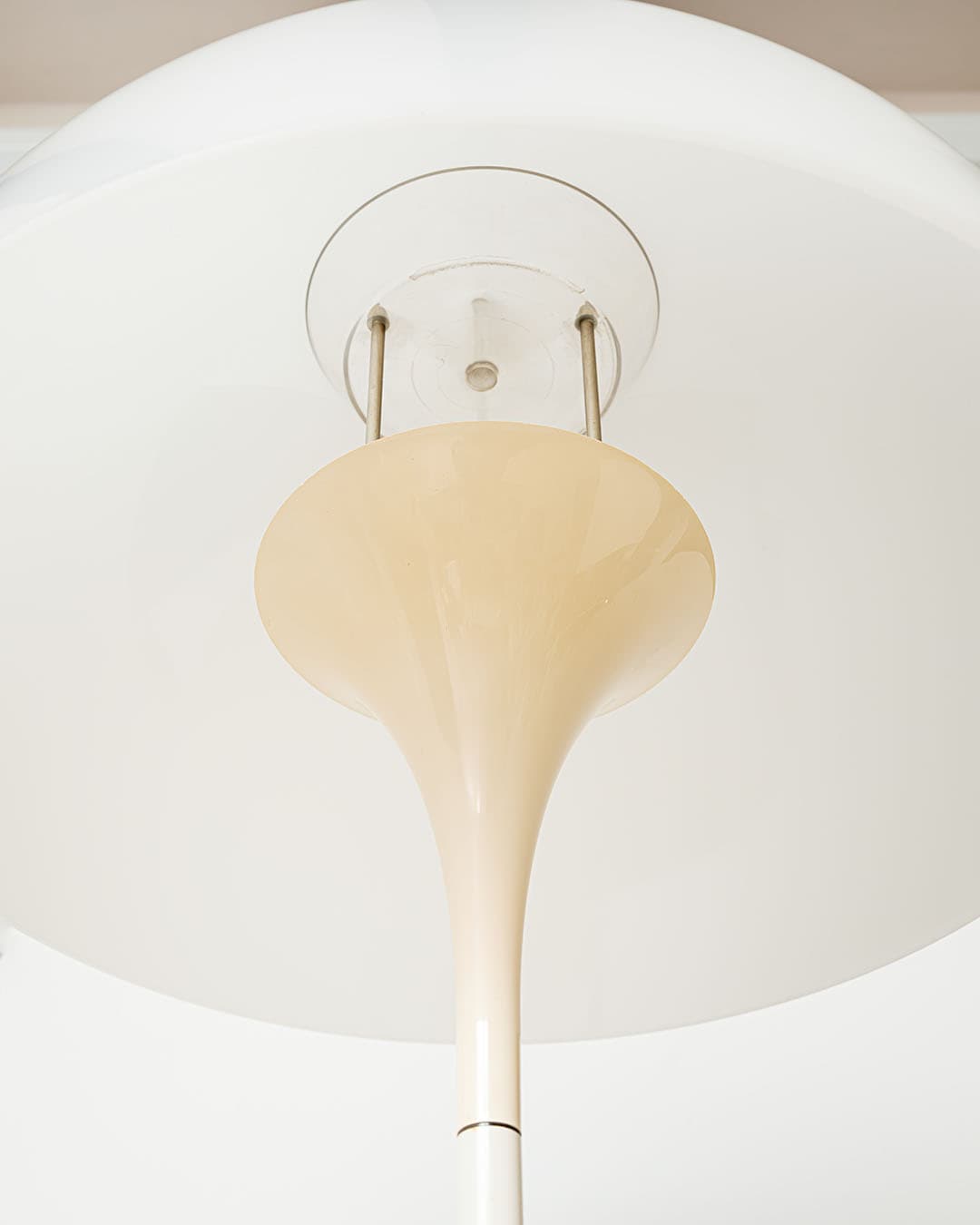 Lampa podłogowa Panthella, biały plastik, metal, proj. V. Panton, Louis Poulsen, Dania, lata 70. - 369824