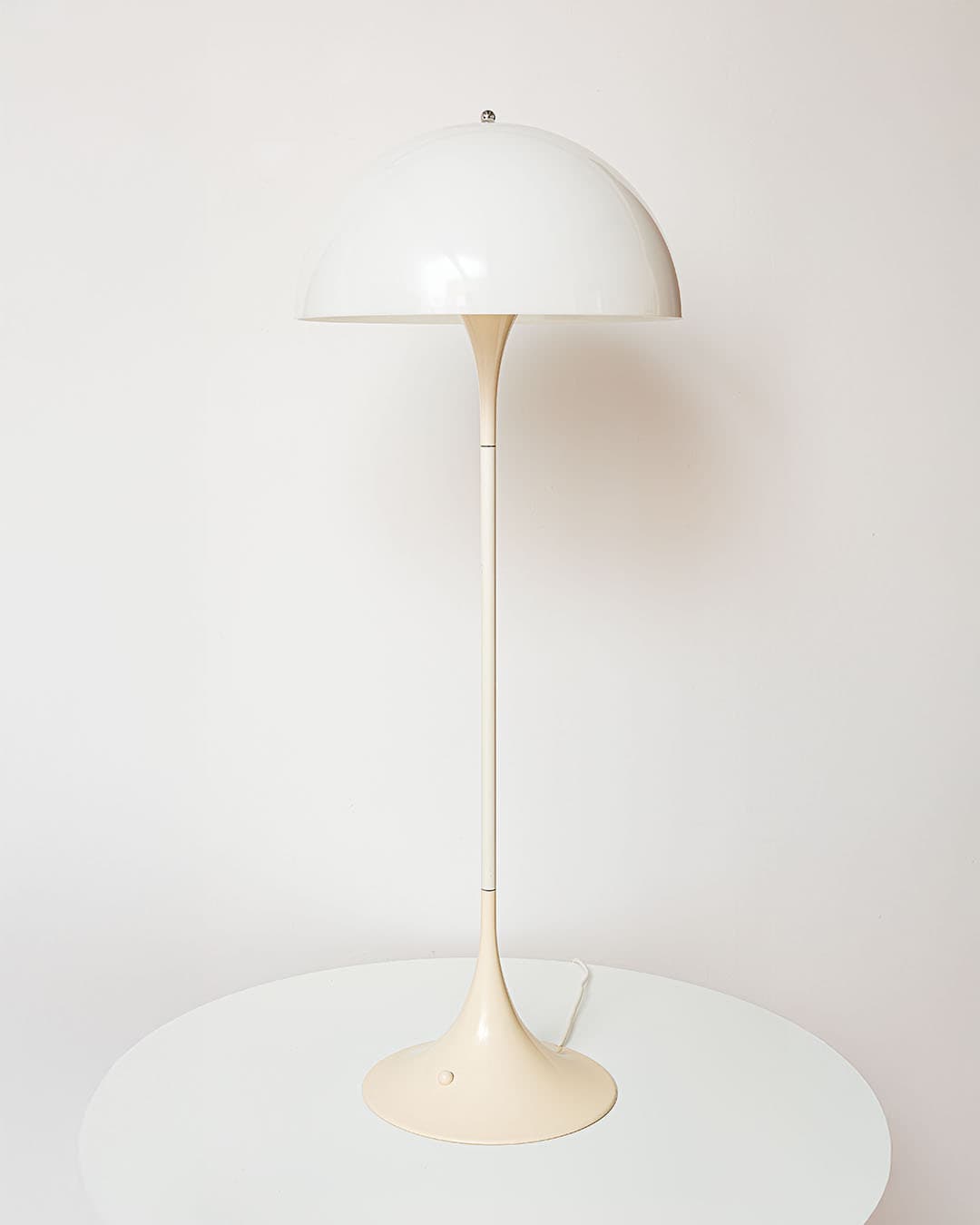 Lampa podłogowa Panthella, biały plastik, metal, proj. V. Panton, Louis Poulsen, Dania, lata 70. - 369820